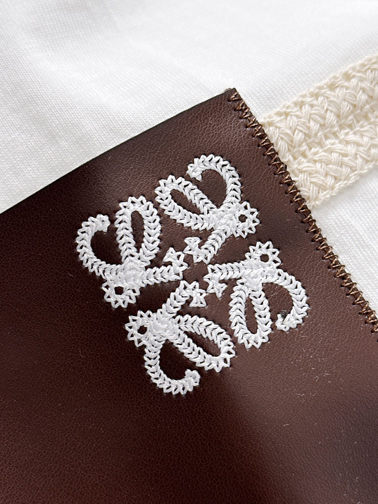 P80

LOEWE 罗意威 2026新款 拼接工艺 定制刺绣logo皮章口袋 男女同款 短袖t恤
&middot;定制260克100％双纱纯棉面料
&middot;定染32支双股螺纹
&middot;领标吊牌主唛三标齐全
颜色：白色
尺码：S M L XL