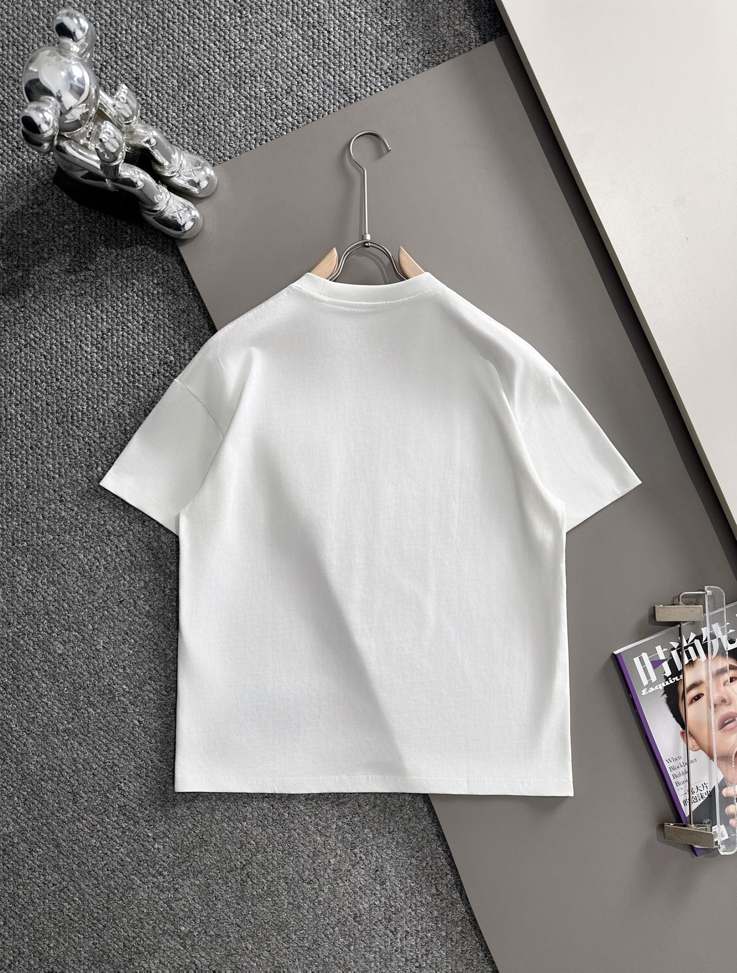 P80

LOEWE 罗意威 2026新款 拼接工艺 定制刺绣logo皮章口袋 男女同款 短袖t恤
&middot;定制260克100％双纱纯棉面料
&middot;定染32支双股螺纹
&middot;领标吊牌主唛三标齐全
颜色：白色
尺码：S M L XL