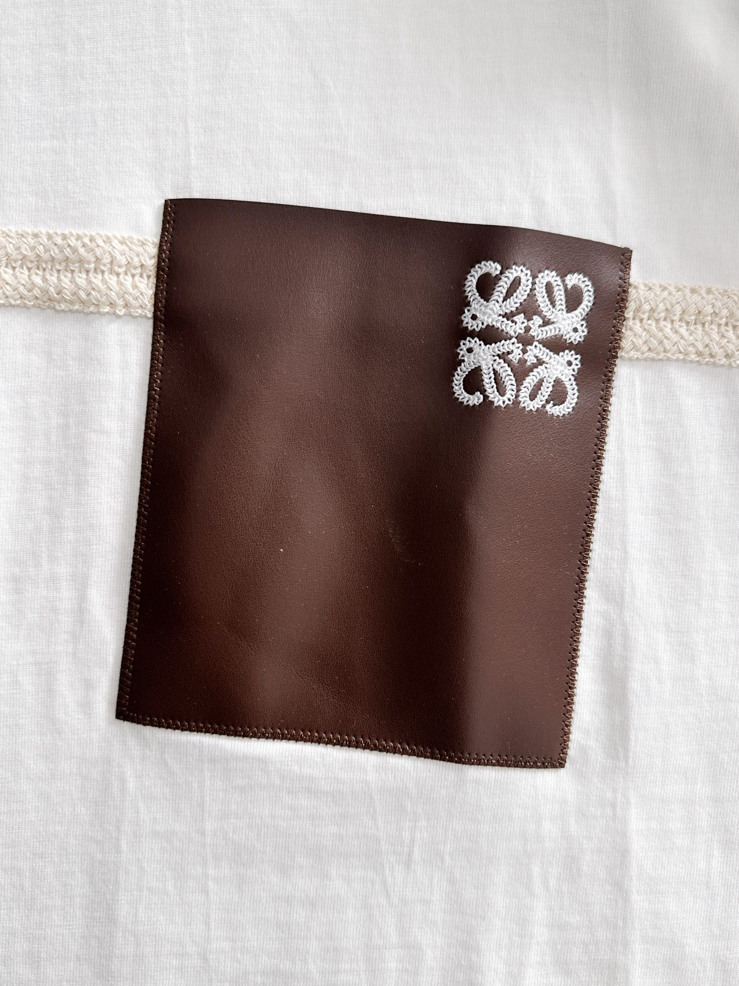 P80

LOEWE 罗意威 2026新款 拼接工艺 定制刺绣logo皮章口袋 男女同款 短袖t恤
&middot;定制260克100％双纱纯棉面料
&middot;定染32支双股螺纹
&middot;领标吊牌主唛三标齐全
颜色：白色
尺码：S M L XL