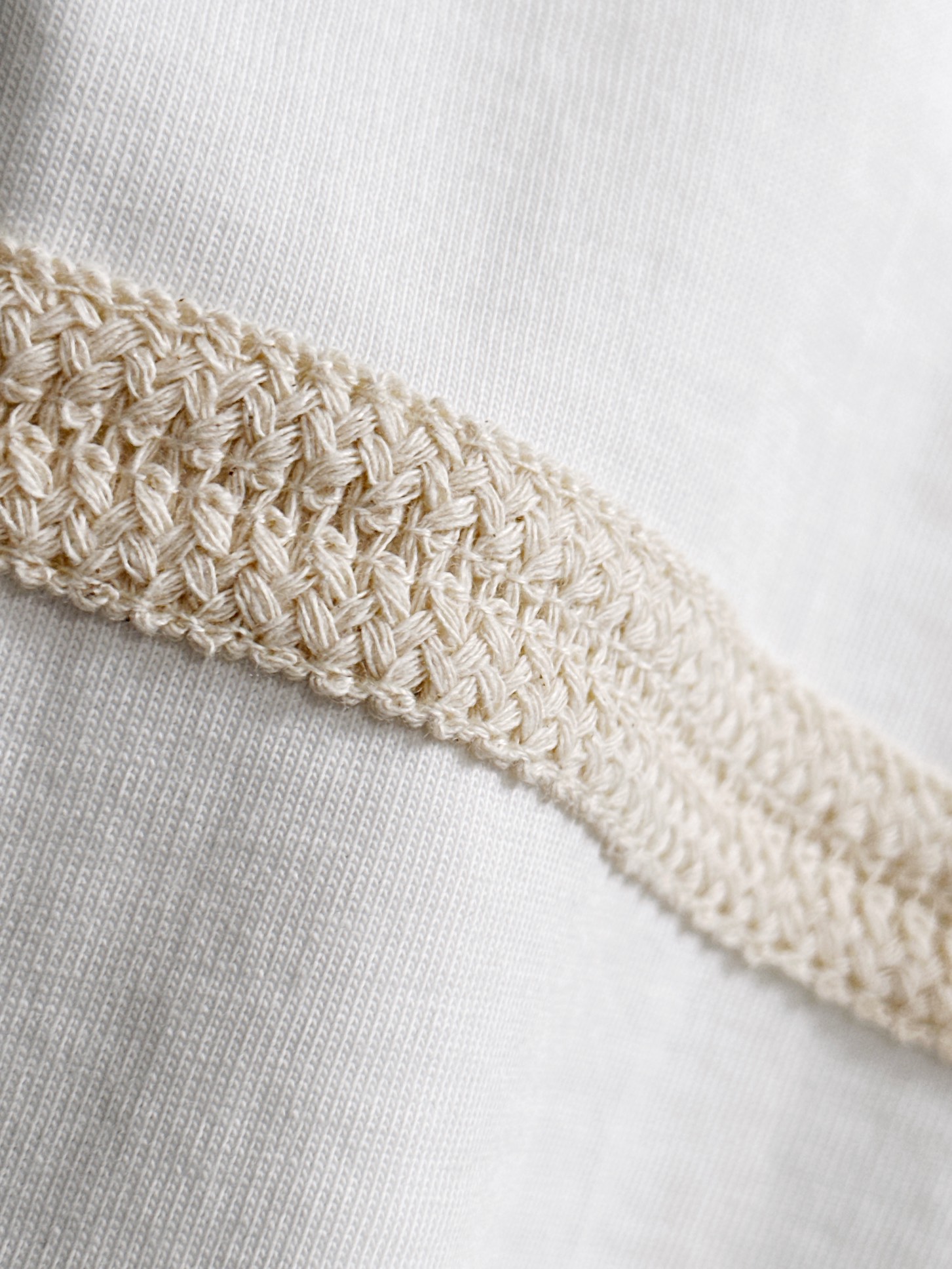 P80

LOEWE 罗意威 2026新款 拼接工艺 定制刺绣logo皮章口袋 男女同款 短袖t恤
&middot;定制260克100％双纱纯棉面料
&middot;定染32支双股螺纹
&middot;领标吊牌主唛三标齐全
颜色：白色
尺码：S M L XL