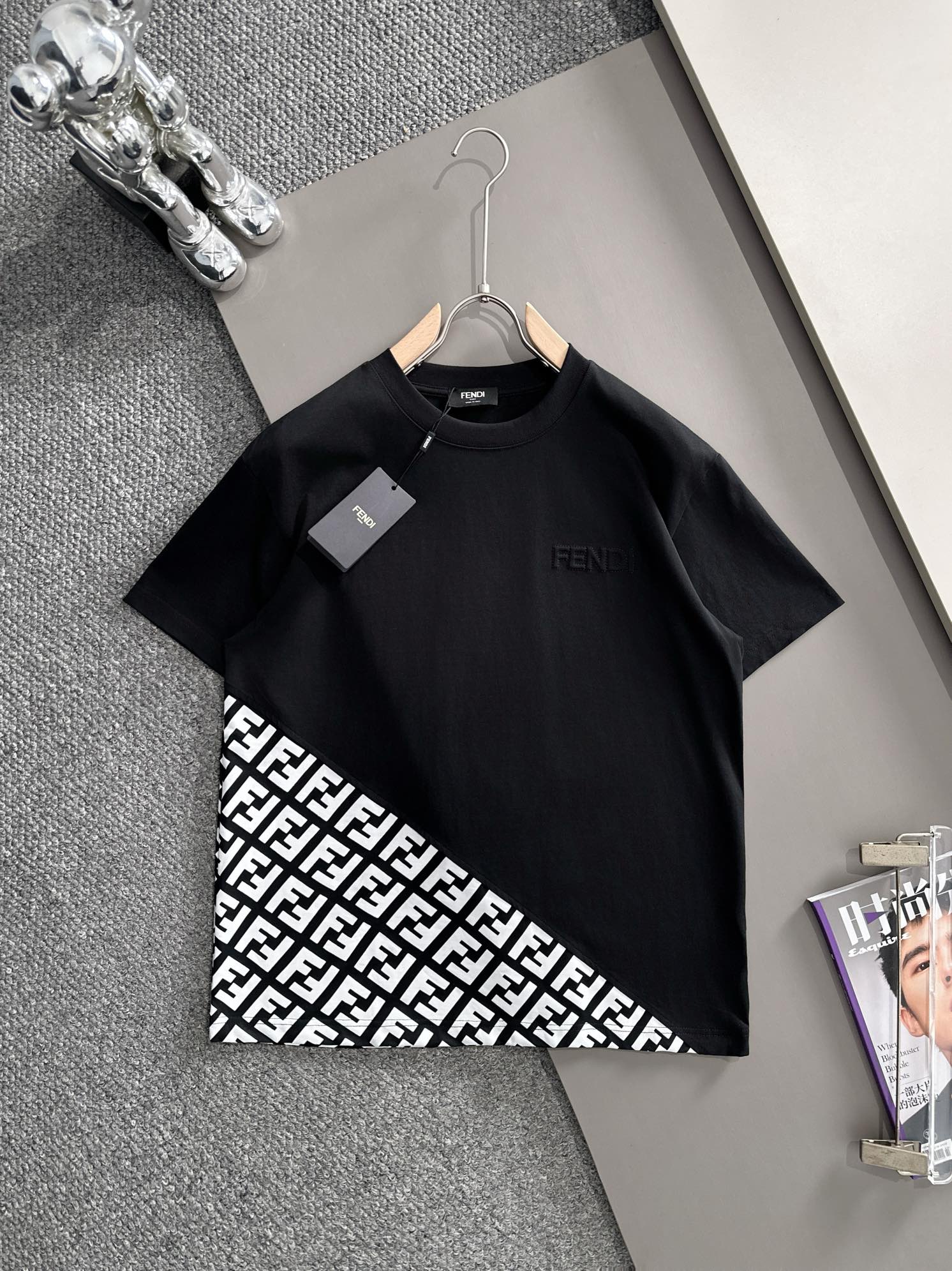 Fendi FENDI 芬迪 2026新款 前后双F字母印花 凹凸字母logo 短袖t恤