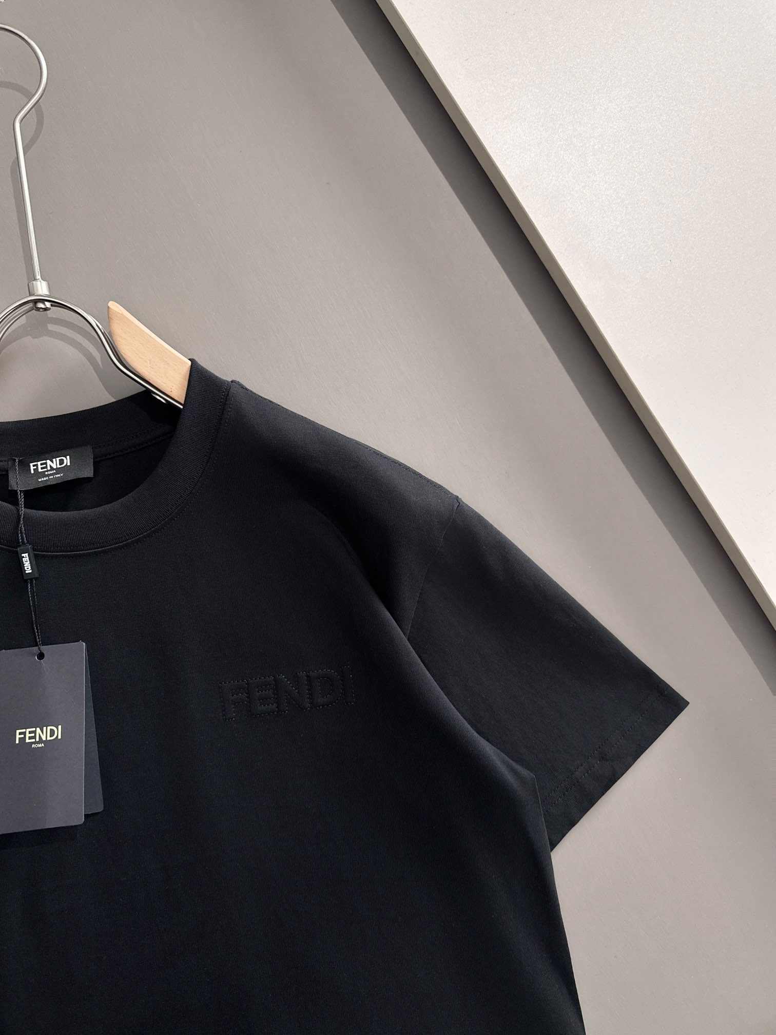 Fendi FENDI 芬迪 2026新款 前后双F字母印花 凹凸字母logo 短袖t恤