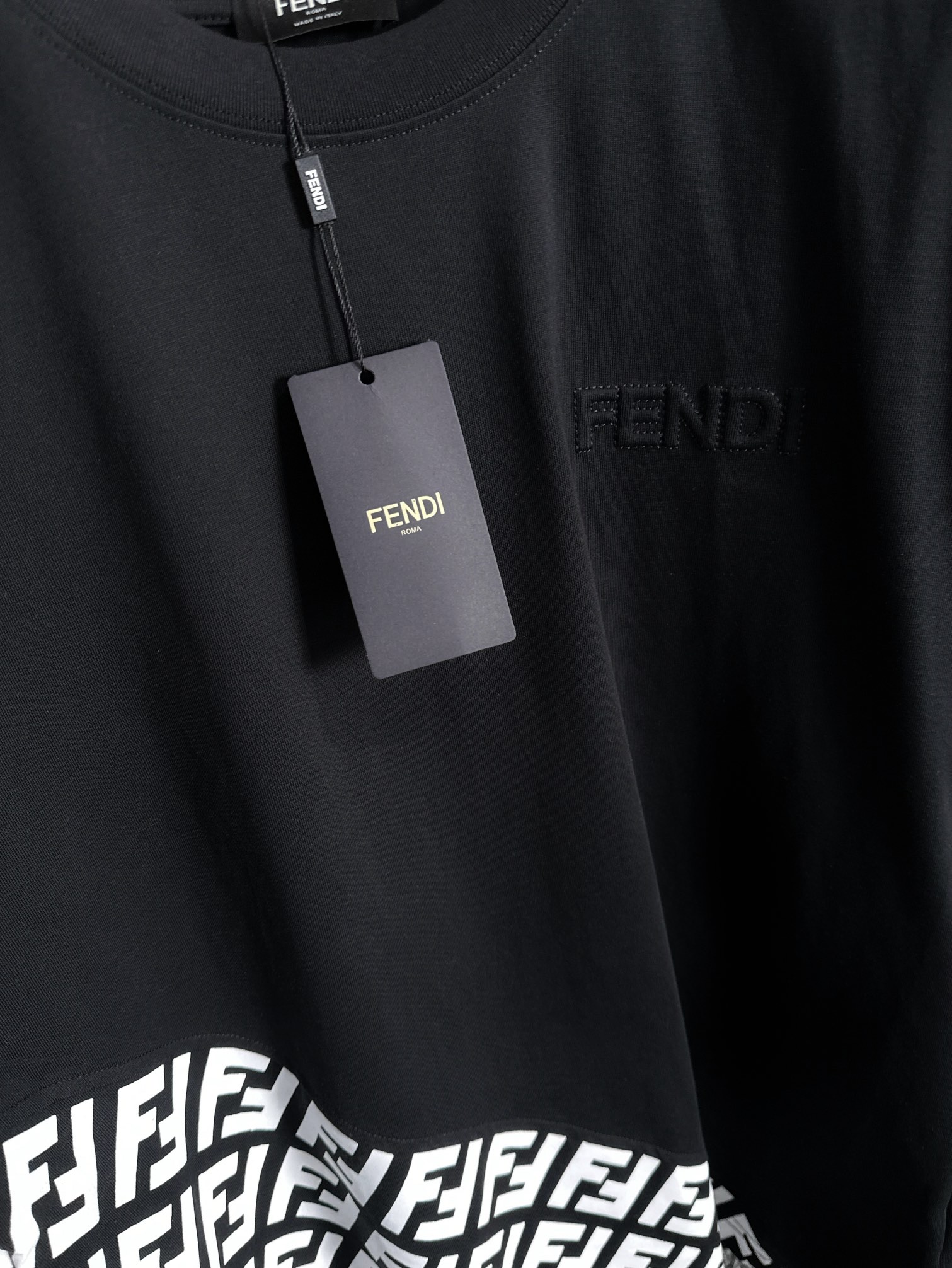 Fendi FENDI 芬迪 2026新款 前后双F字母印花 凹凸字母logo 短袖t恤