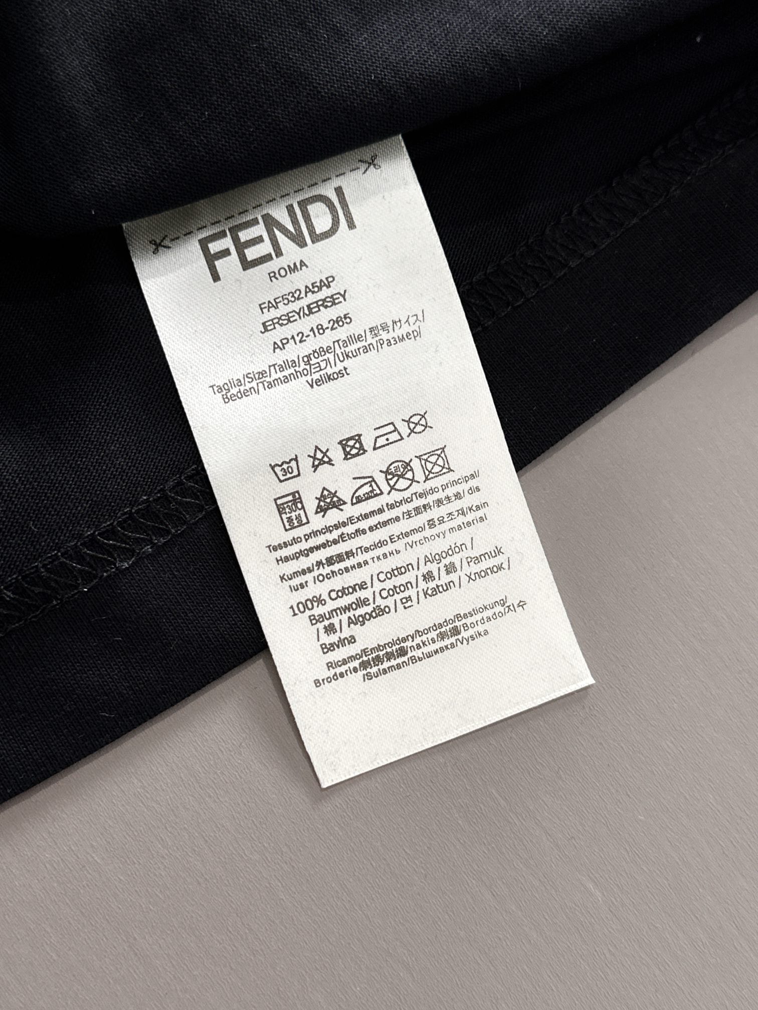 Fendi FENDI 芬迪 2026新款 前后双F字母印花 凹凸字母logo 短袖t恤
