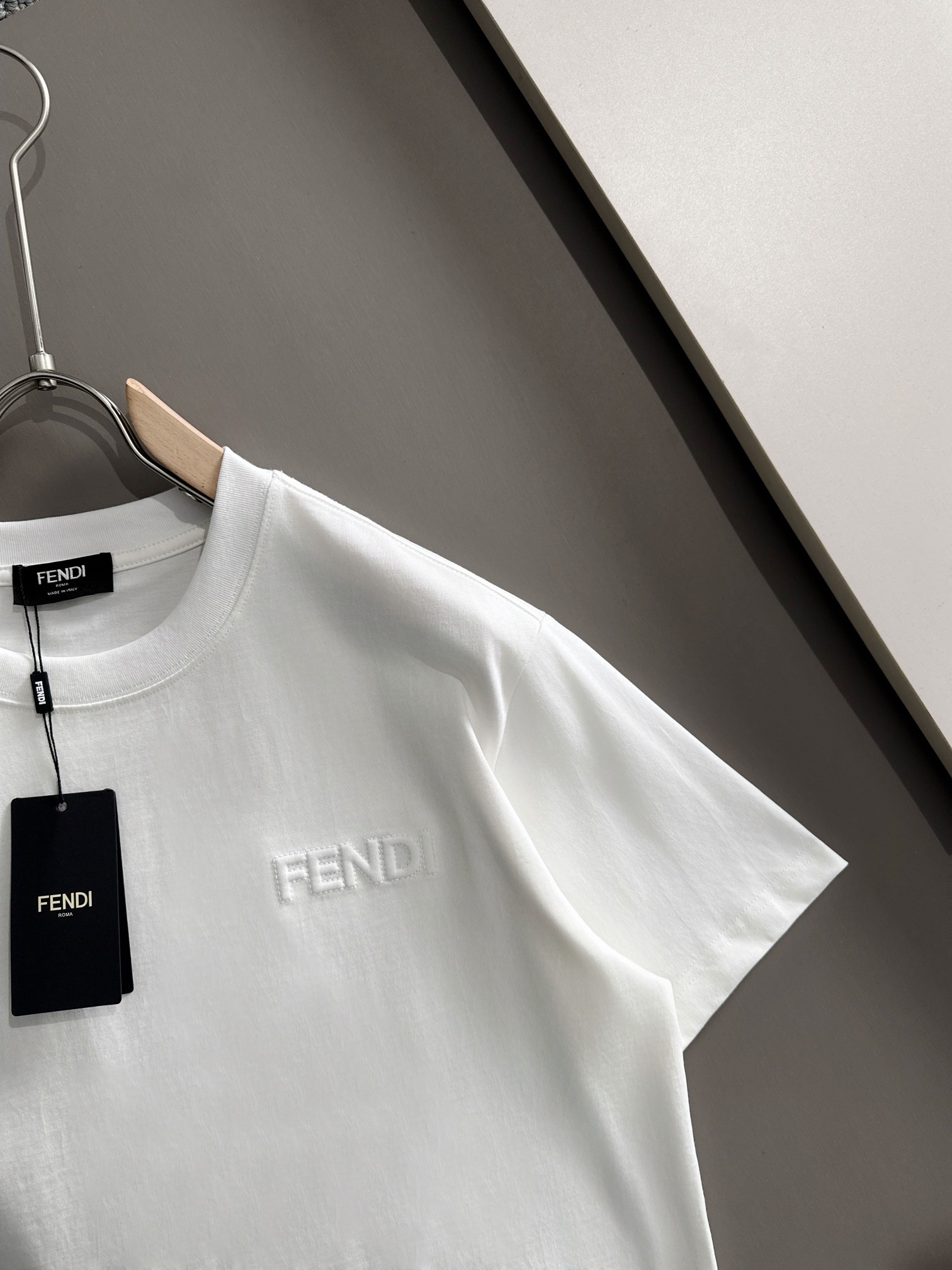Fendi FENDI 芬迪 2026新款 前后双F字母印花 凹凸字母logo 短袖t恤