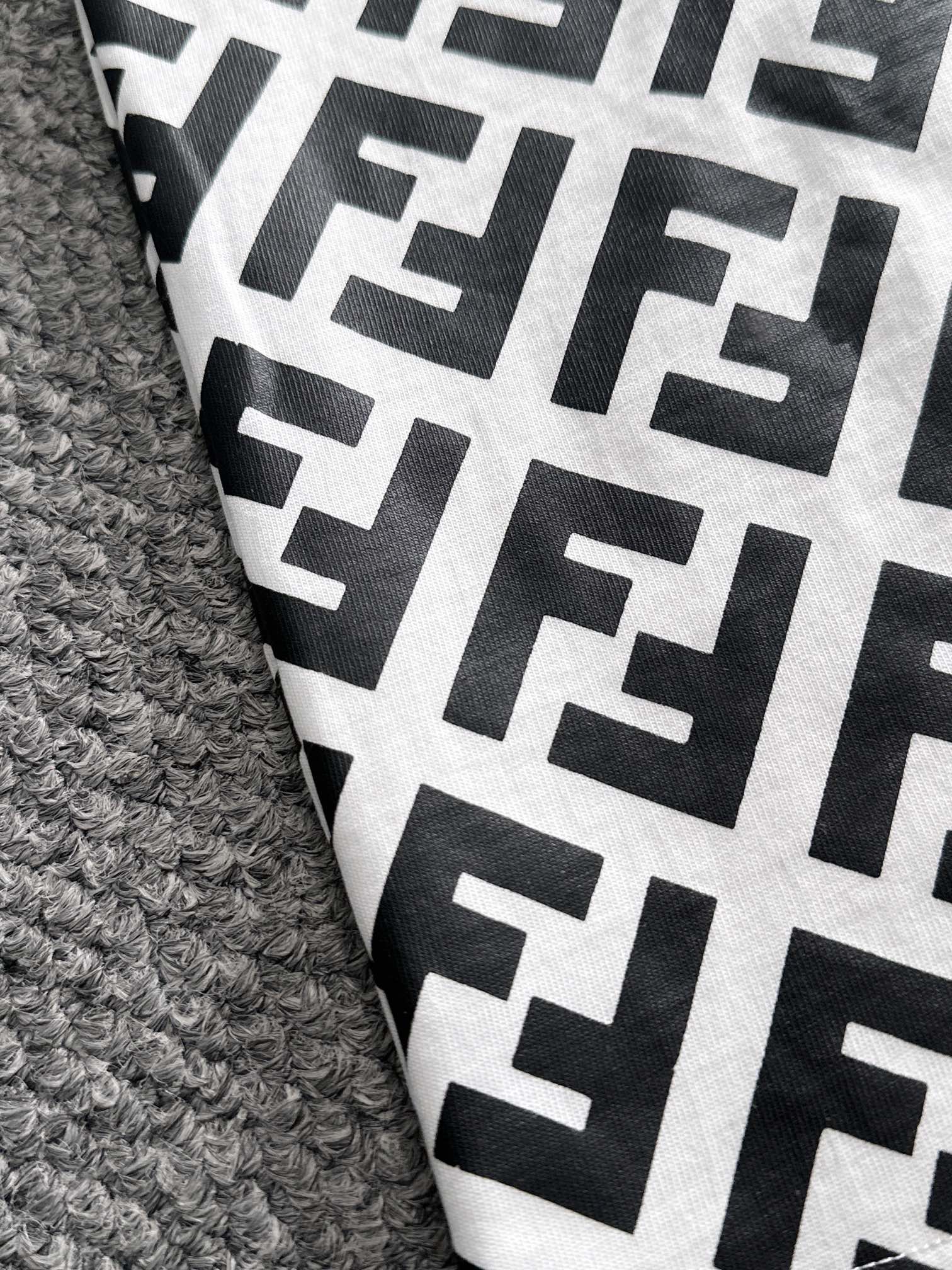 Fendi FENDI 芬迪 2026新款 前后双F字母印花 凹凸字母logo 短袖t恤