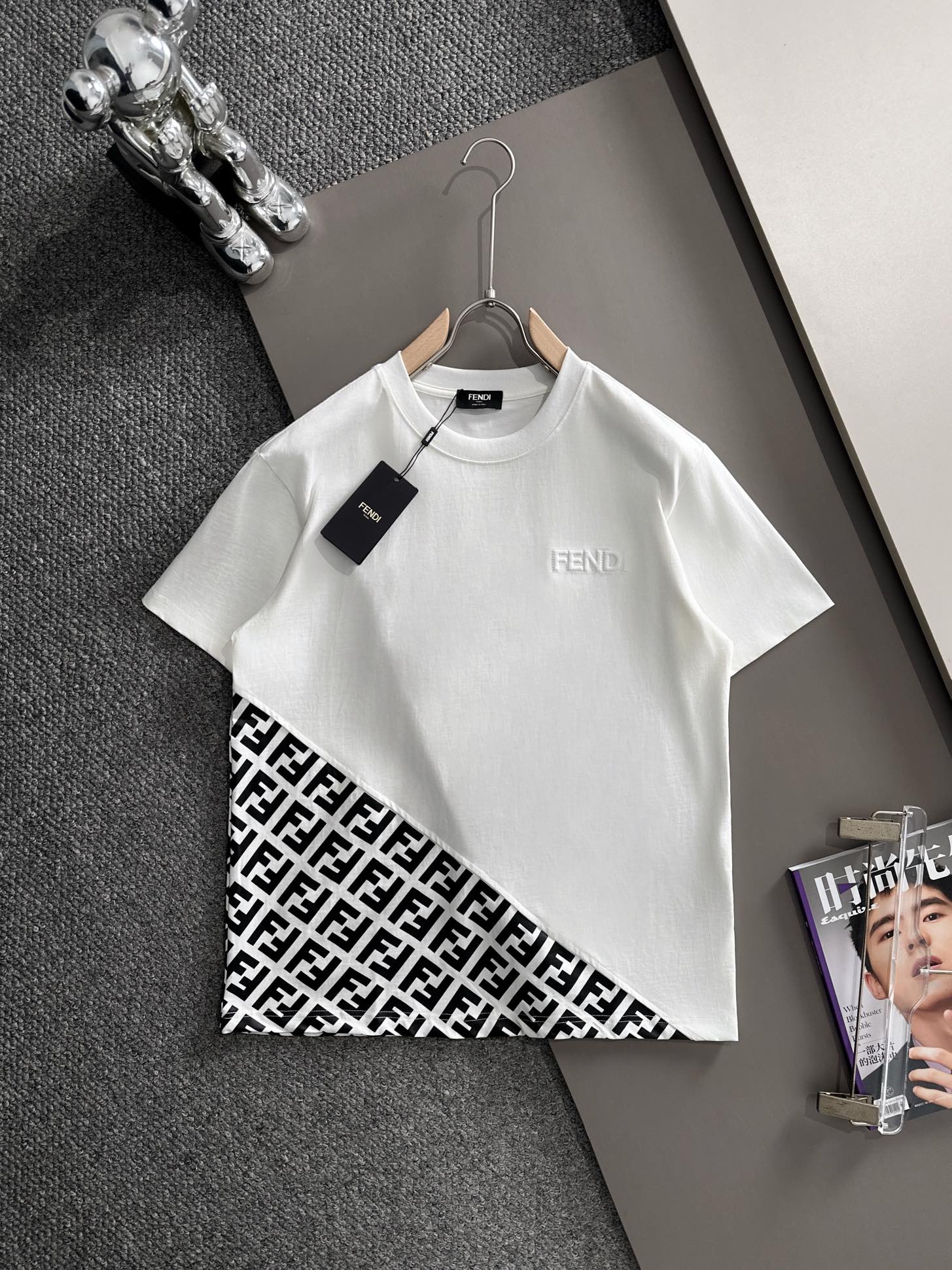 Fendi FENDI 芬迪 2026新款 前后双F字母印花 凹凸字母logo 短袖t恤