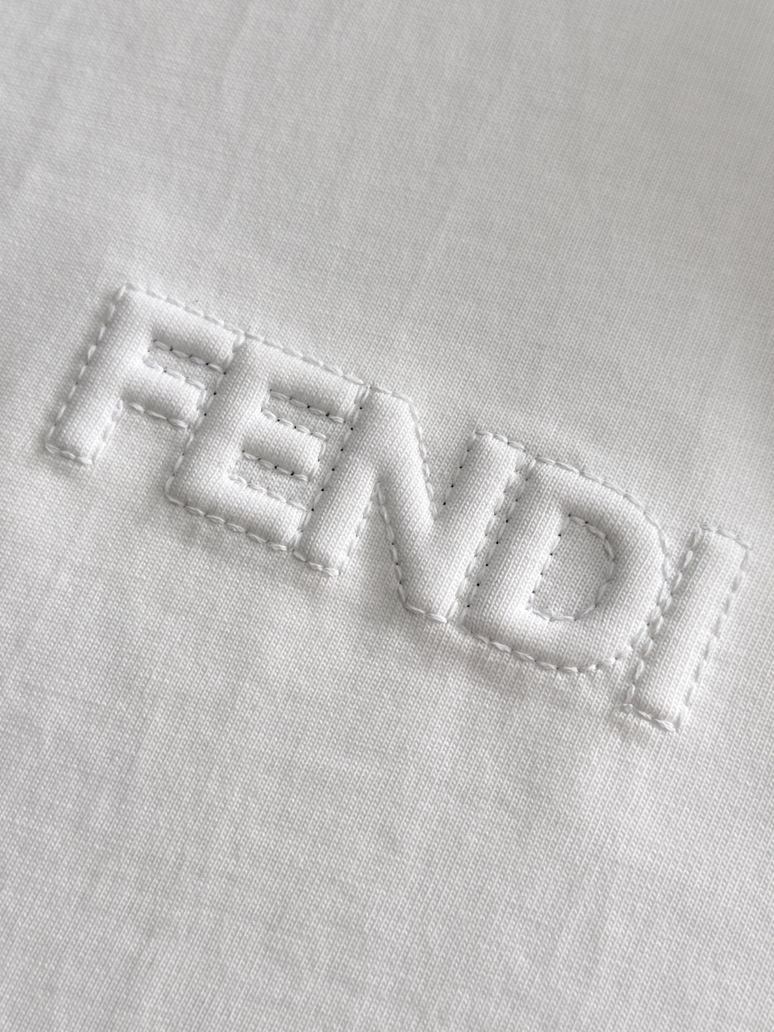 Fendi FENDI 芬迪 2026新款 前后双F字母印花 凹凸字母logo 短袖t恤