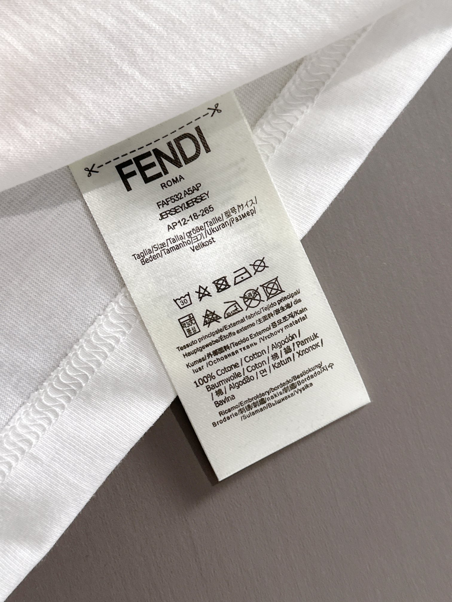 Fendi FENDI 芬迪 2026新款 前后双F字母印花 凹凸字母logo 短袖t恤