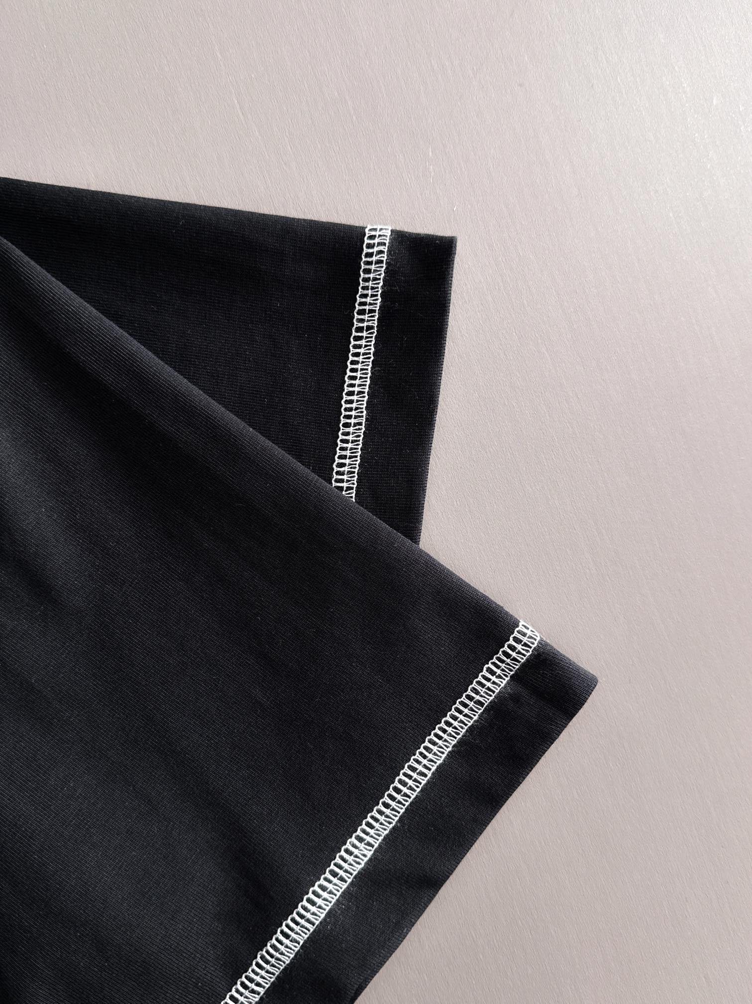 P80 

Louis Vuitton 路易威登 LV 驴家 2026新款 黑白色线条缝制 十字绣字母logo 男女同款 短袖t恤
&middot;定制260克100％双纱纯棉面料
&middot;定染32支双股螺纹
&middot;领标吊牌主唛三标齐全
颜色：黑色
尺码：S M L XL