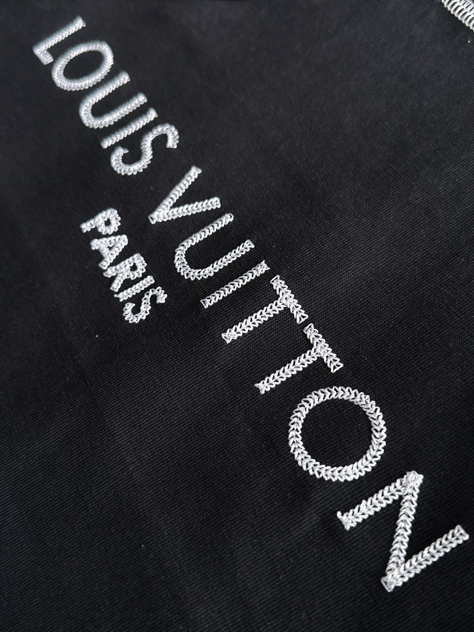 P80 

Louis Vuitton 路易威登 LV 驴家 2026新款 黑白色线条缝制 十字绣字母logo 男女同款 短袖t恤
&middot;定制260克100％双纱纯棉面料
&middot;定染32支双股螺纹
&middot;领标吊牌主唛三标齐全
颜色：黑色
尺码：S M L XL