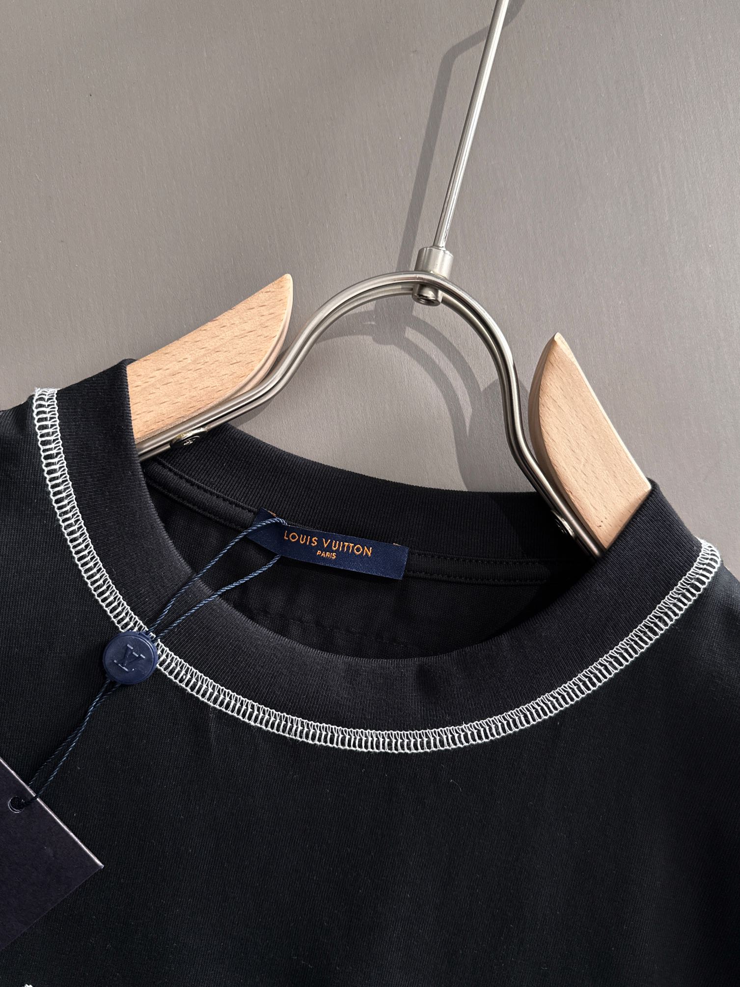 P80 

Louis Vuitton 路易威登 LV 驴家 2026新款 黑白色线条缝制 十字绣字母logo 男女同款 短袖t恤
&middot;定制260克100％双纱纯棉面料
&middot;定染32支双股螺纹
&middot;领标吊牌主唛三标齐全
颜色：黑色
尺码：S M L XL