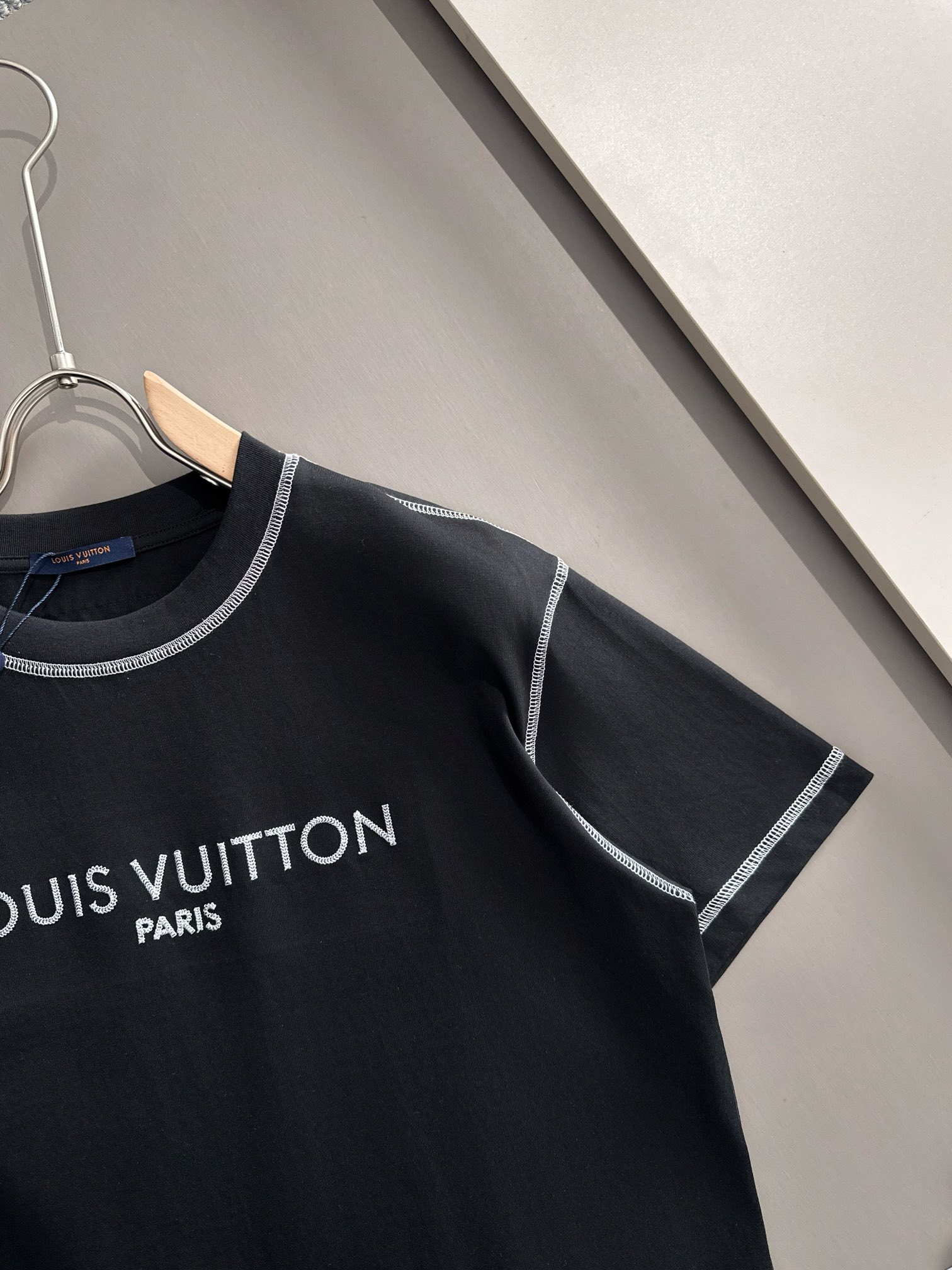 P80 

Louis Vuitton 路易威登 LV 驴家 2026新款 黑白色线条缝制 十字绣字母logo 男女同款 短袖t恤
&middot;定制260克100％双纱纯棉面料
&middot;定染32支双股螺纹
&middot;领标吊牌主唛三标齐全
颜色：黑色
尺码：S M L XL