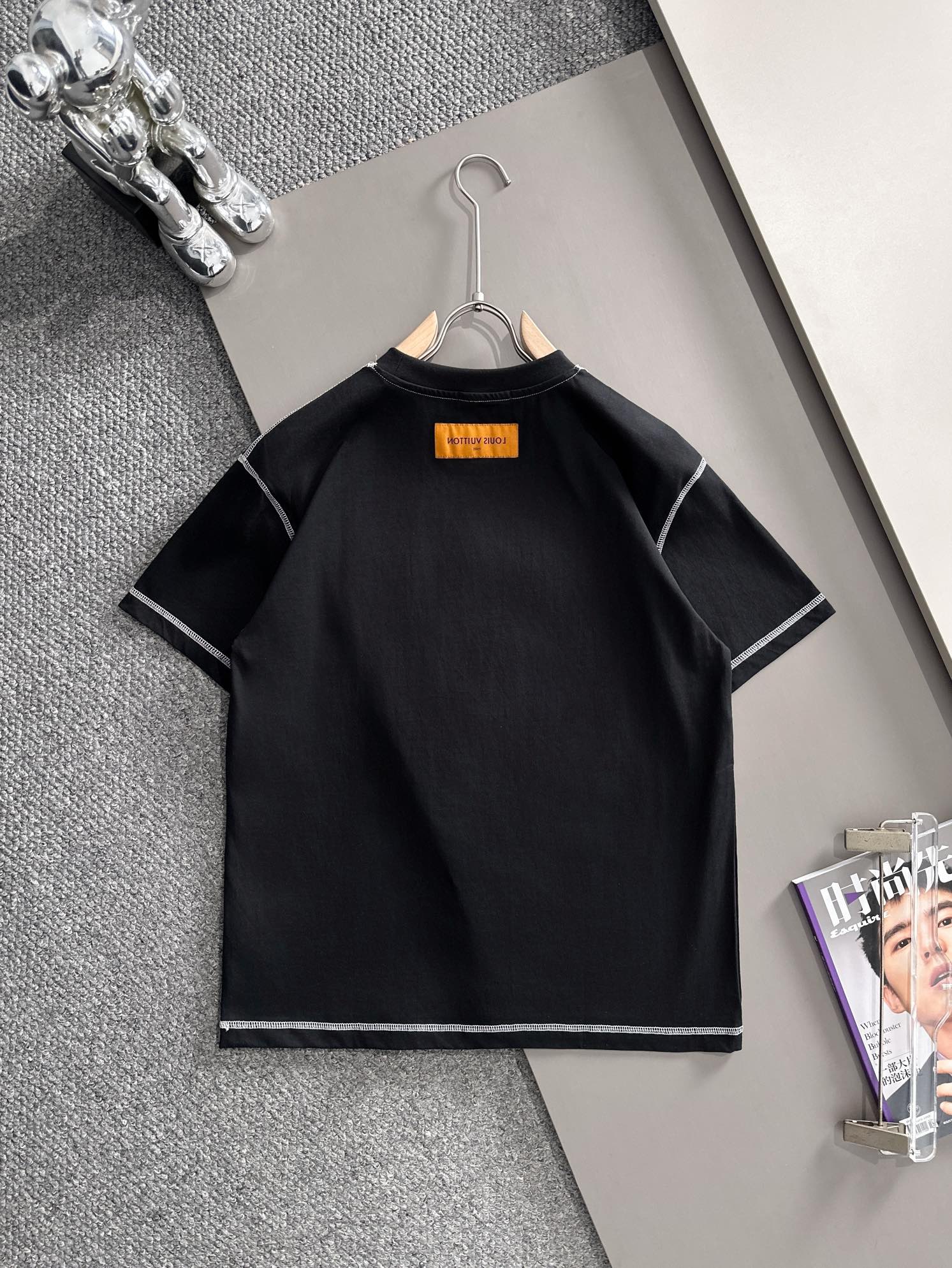 P80 

Louis Vuitton 路易威登 LV 驴家 2026新款 黑白色线条缝制 十字绣字母logo 男女同款 短袖t恤
&middot;定制260克100％双纱纯棉面料
&middot;定染32支双股螺纹
&middot;领标吊牌主唛三标齐全
颜色：黑色
尺码：S M L XL