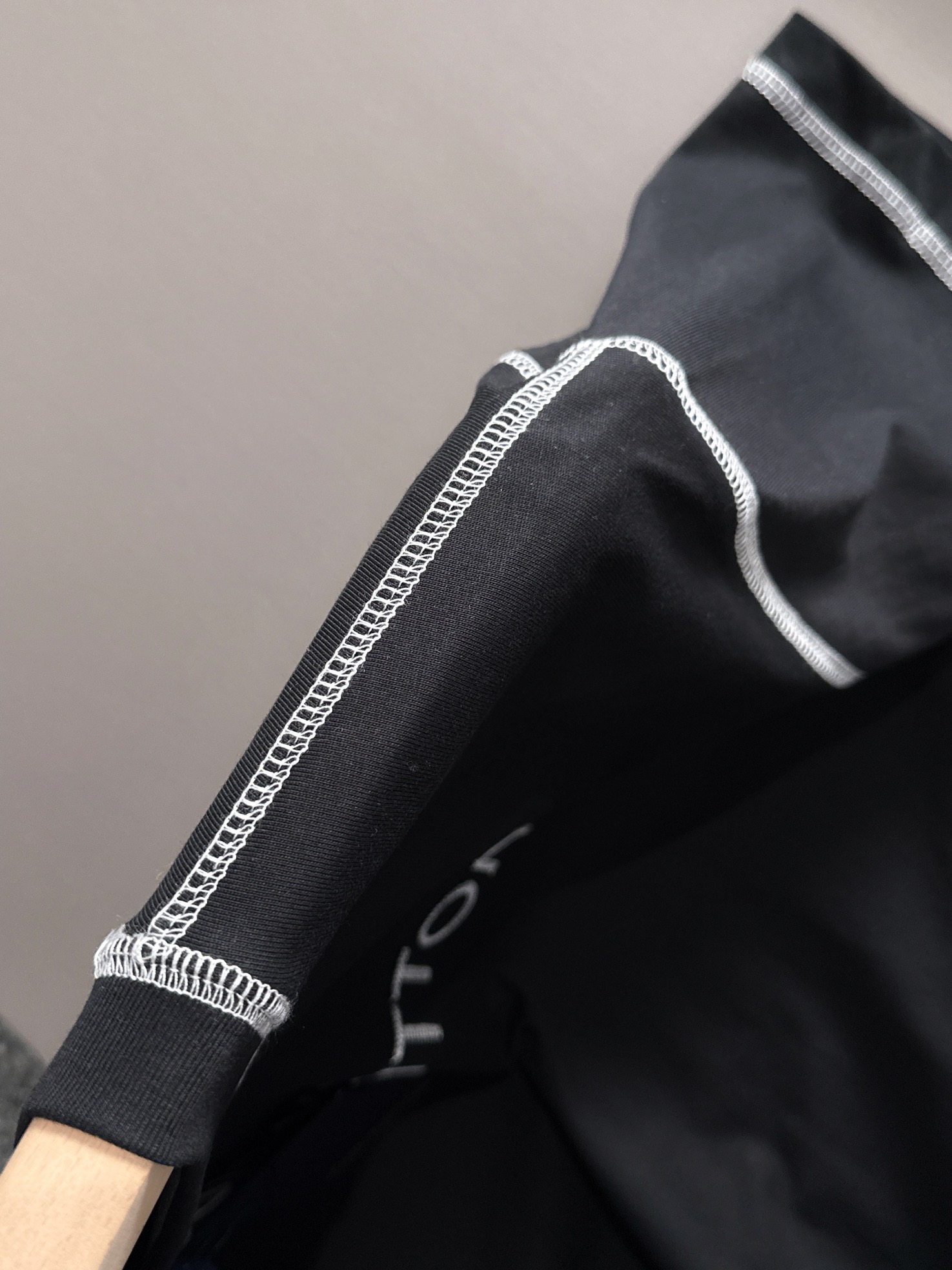 P80 

Louis Vuitton 路易威登 LV 驴家 2026新款 黑白色线条缝制 十字绣字母logo 男女同款 短袖t恤
&middot;定制260克100％双纱纯棉面料
&middot;定染32支双股螺纹
&middot;领标吊牌主唛三标齐全
颜色：黑色
尺码：S M L XL