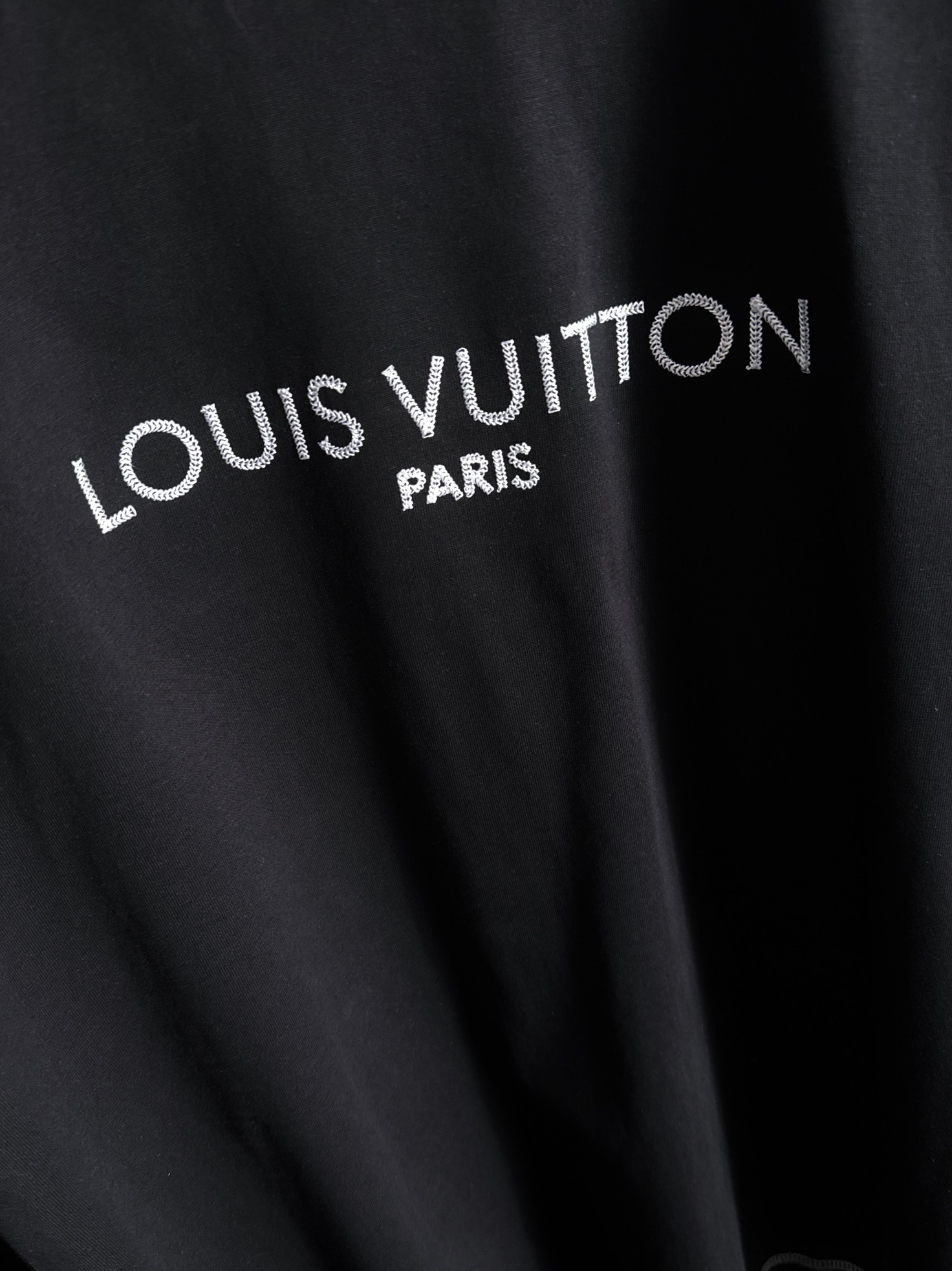 P80 

Louis Vuitton 路易威登 LV 驴家 2026新款 黑白色线条缝制 十字绣字母logo 男女同款 短袖t恤
&middot;定制260克100％双纱纯棉面料
&middot;定染32支双股螺纹
&middot;领标吊牌主唛三标齐全
颜色：黑色
尺码：S M L XL