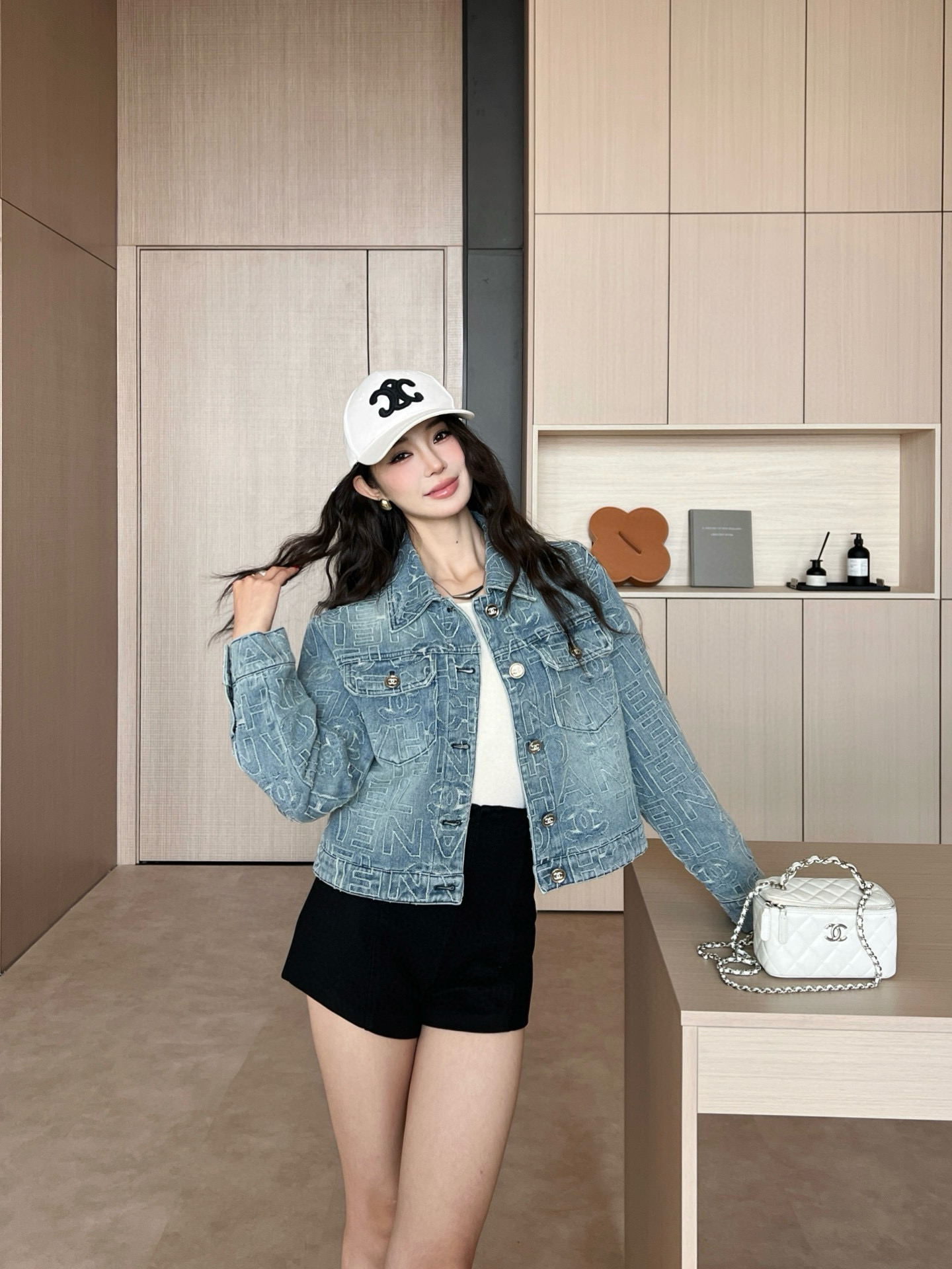 NO:328895,Model number D25031578 CHANE*L new style, full of letters, logo, fashionable and personalized short lapel, long-sleeved denim jacket!  (M size shoulder width 43, bust 98, sleeve length 57, clothing length 50), chanel, jackets & coats, alexander wang19860909款号D25031578 CHANE*L新款 满身字母Logo时髦个性短款翻领长袖牛仔外套！（M码肩宽43,胸围98,袖长57,衣长50）,,chanel,jackets & coats,alexander wang,Women's clothing