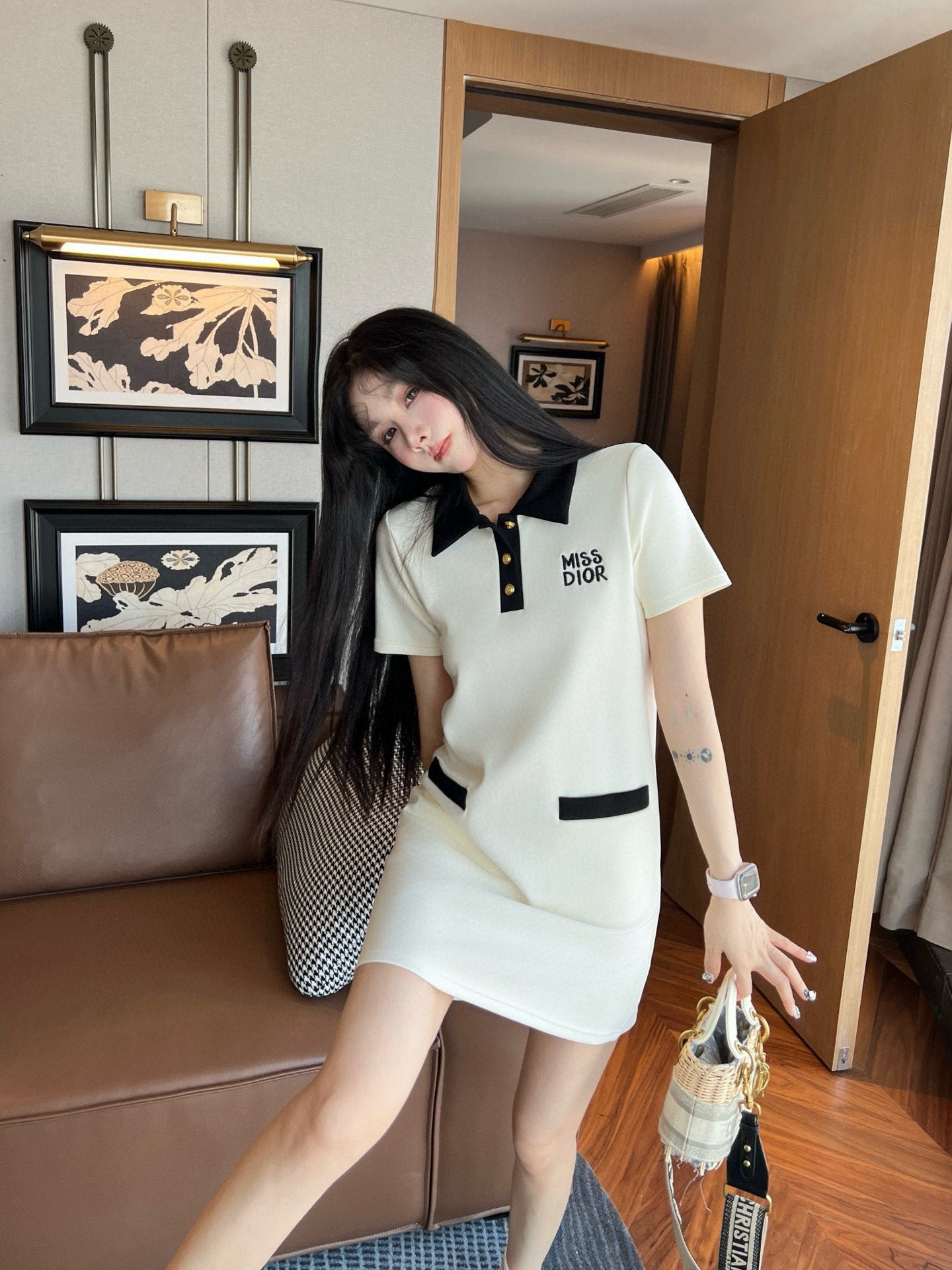 NO:326159,Model number D25031268 Dio* newest style, letter logo embroidered badge on the chest, contrasting color splicing, buckle, placket lapel, short-sleeved straight-tube dress!  Apricot, black, (M size shoulder width 40, bust 102, sleeve length 19, skirt length 87) hair, dior, skirt, T-shirt, alexander wang19860909款号D25031268 Dio*新款 胸前字母logo刺绣胸章撞色拼接系扣门襟翻领短袖直筒连衣裙！杏色、黑色、（M码肩宽40,胸围102,袖长19,裙长87）发,,dior,skirts,T-shirt,alexander wang,Women's clothing