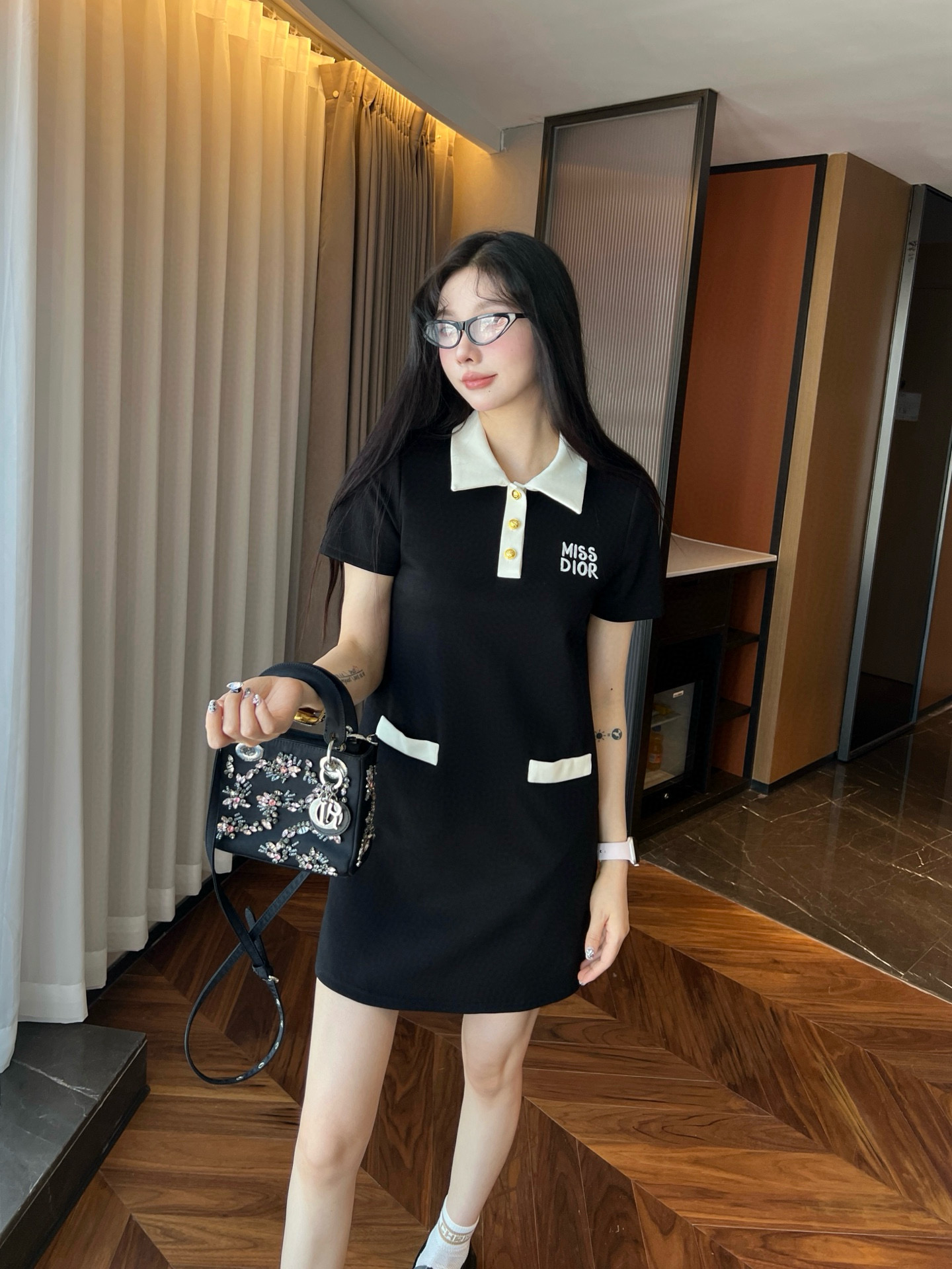 NO:326156,Model number D25031268 Dio* newest style, letter logo embroidered badge on the chest, contrasting color splicing, buckle, placket lapel, short-sleeved straight-tube dress!  Apricot, black, (M size shoulder width 40, bust 102, sleeve length 19, skirt length 87) hair 5,,dior, skirt, T-shirt, alexander wang19860909款号D25031268 Dio*新款 胸前字母logo刺绣胸章撞色拼接系扣门襟翻领短袖直筒连衣裙！杏色、黑色、（M码肩宽40,胸围102,袖长19,裙长87）发5,,dior,skirts,T-shirt,alexander wang,Women's clothing