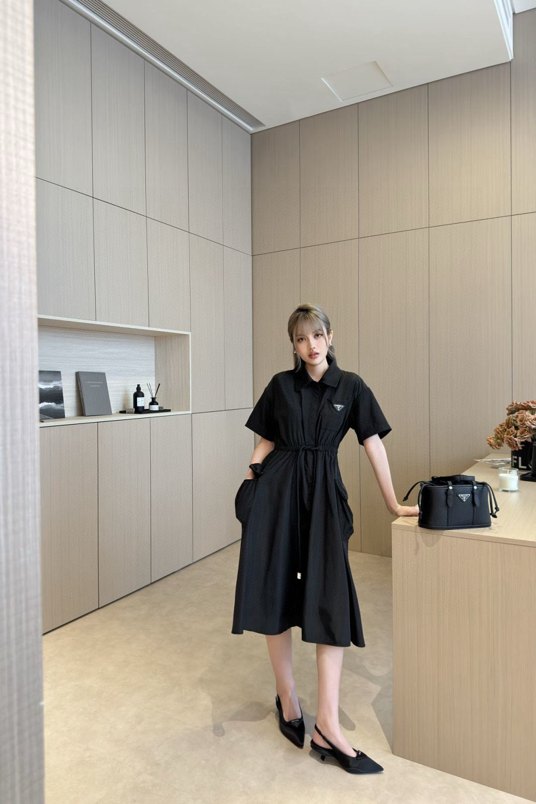 NO:416526,Model number D25052573 Prad* new model metal triangle logo pocket waist drawstring waist to make you look slim work style large pocket mid-length short-sleeved lapel dress!  Black, (M size shoulder width 51, bust 104, sleeve length 20, skirt length 109) hair, prada, skirt, T-shirt, alexander wang19860909款号D25052573 Prad*新款 金属三角标logo口袋腰间抽绳收腰显瘦工装风大口袋中长款短袖翻领连衣裙！黑色,（M码肩宽51,胸围104,袖长20,裙长109）发,,prada,skirts,T-shirt,alexander wang,Women's clothing