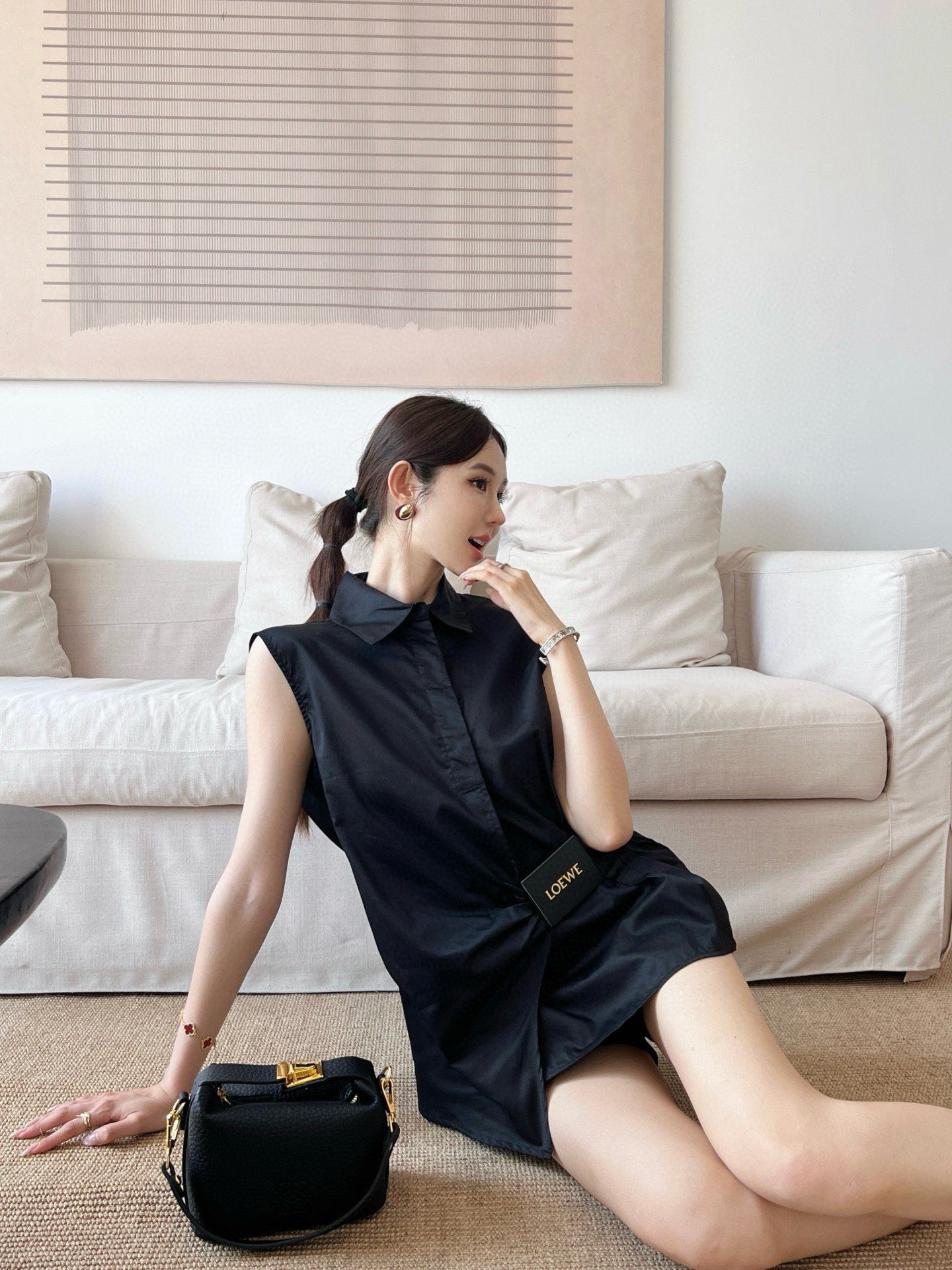 NO:334687,Model number D25051646 LOEW* newest letter logo leather decorative buttoned lapel sleeveless cotton shirt top!  Black, white, (M size bust 102~106, 67 length) hair, loewe, alexander wang19860909款号D25051646 LOEW*新款 字母logo皮革装饰系扣翻领无袖纯棉衬衣上衣！黑色、白色、（M码胸围102～106,衣长67）发,,loewe,alexander wang,Women's clothing