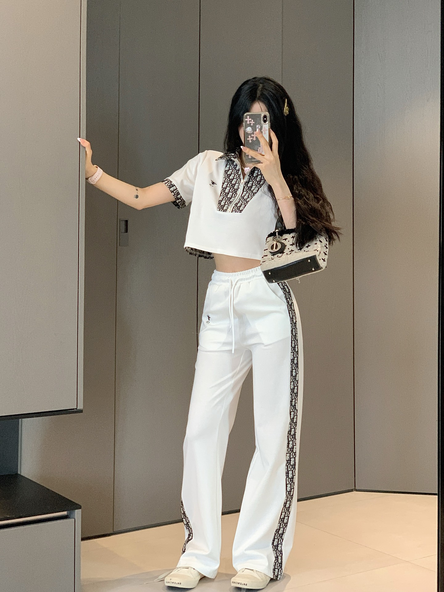 NO:429535,Model number D25061577 Dio* new old-fashioned logo jacquard splicing fashion and casual two-piece set!  Half-zippered lapel short top CD Bee embroidered elastic waist straight-leg casual pants trousers!  (L size bust 94, sleeve length 20, garment length 41; waist circumference 64~74 elastic, trousers length 104) hair, dior, alexander wang19860909款号D25061577 Dio*新款老花logo提花拼接时尚休闲两件套装！半拉链门襟翻领短款上衣CD小蜜蜂刺绣松紧腰直筒休闲裤长裤！（L码胸围94,袖长20,衣长41；腰围64～74松紧,裤长104）发,,dior,alexander wang,Women's clothing
