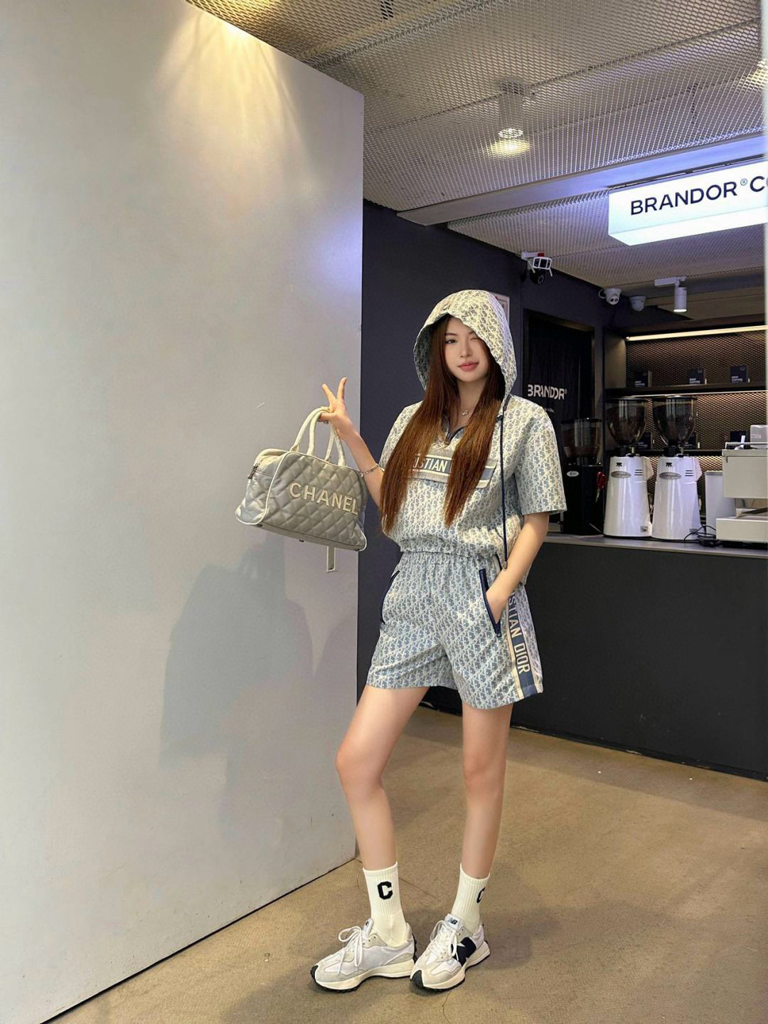 NO:420509,Model number D25052843 Dio* new custom presbyterian letter jacquard logo fashionable and personalized suit!  Short front and half zipper hooded short sleeves for elastic waist and sides, fashionable and versatile shorts!  (M size shoulder width 52, bust 116, sleeve length 23, front garment length 56/69; waist 66 elastic, hip 106, pants length 41) hair, dior, shorts, T-shirt, hats, alexander wang19860909款号D25052843 Dio*新款定制老花字母提花logo时髦个性套装！前短后长半拉链连帽短袖冲锋衣松紧腰两侧拼接时尚百搭短裤！（M码肩宽52,胸围116,袖长23,前衣长56/69；腰围66松紧,臀围106,裤长41）发,,dior,shorts,T-shirt,hats,alexander wang,Women's clothing