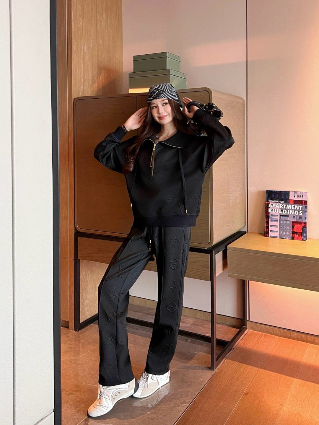 NO:576833,Style number G25102575 LOUIS*LV’s new style all-over presbyopic letter logo embossed leisure sports suit!  Loose and fashionable half-zip fly lapel long-sleeved pullover sweatshirt with drawstring elastic waist and casual trousers!  Black, white, (M size bust 118, raglan sleeve length 73, dress length 62; waist 68 elastic, hip 100, pants length 102) set,,louis vuitton,louis vuitton,louis vuitton,louis vuitton,hoodie,sweatshirts,alexander wang19860909款号G25102575 LOUIS*驴家LV新款 通体老花字母logo压花休闲运动套装！宽松时尚半拉链门襟翻领长袖套头卫衣抽绳松紧腰休闲长裤！黑色、白色、（M码胸围118,连肩袖长73,衣长62；腰围68松紧,臀围100,裤长102）套,,louis vuitton,louis vuitton,louis vuitton,louis vuitton,hoodie,sweatshirts,alexander wang,Women's clothing