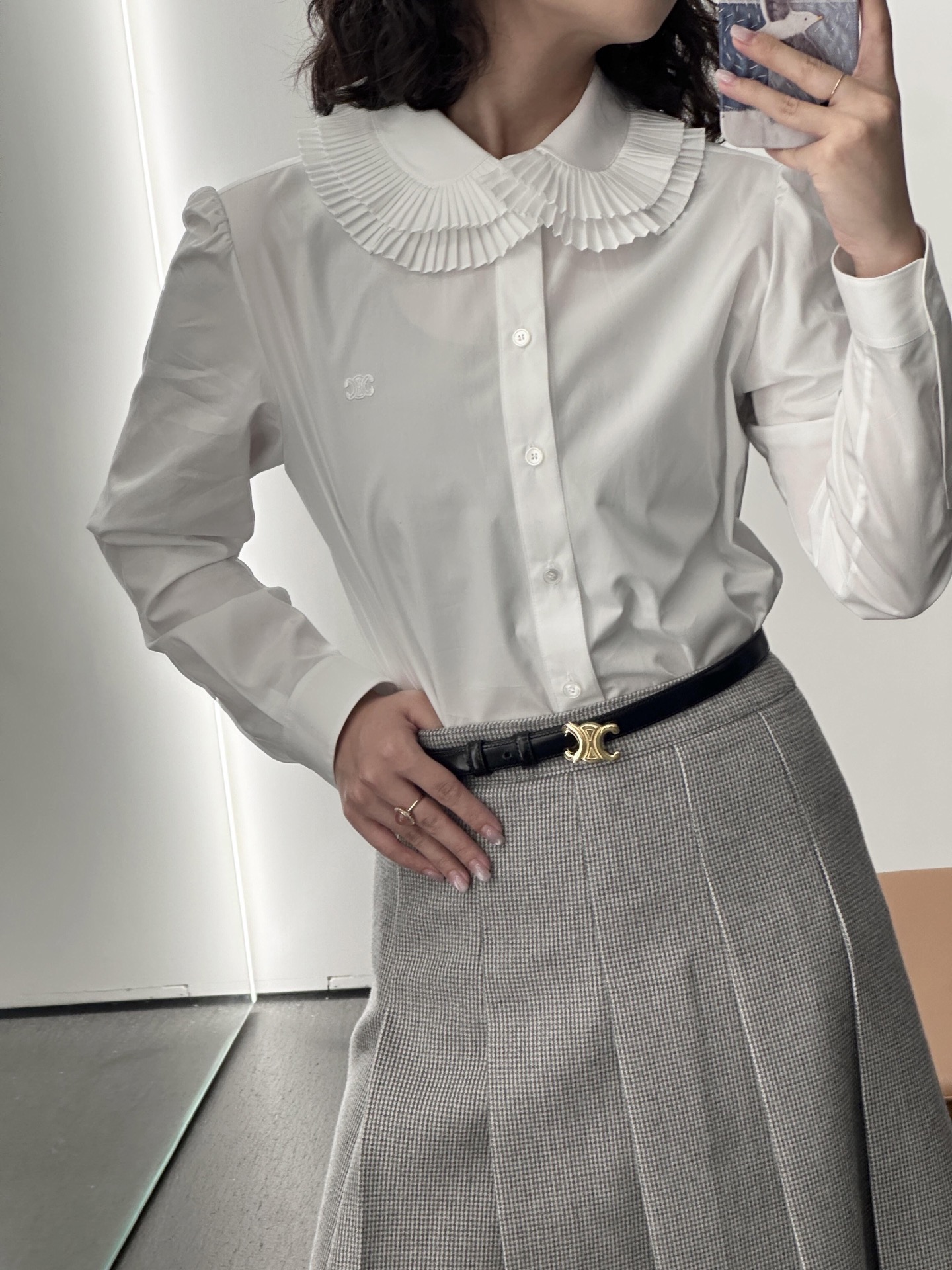 NO:590881,Model No. D25111246 CELIN* new custom letter logo button Arc de Triomphe embroidered badge decorated with pleated double-layer lace large lapel fashionable age-reducing long-sleeved cotton shirt!  White, (size M shoulder width 37, bust 96, sleeve length 60, dress length 63) hair, celine, alexander wang19860909款号D25111246 CELIN*新款定制字母logo纽扣凯旋门刺绣胸章装饰压褶双层花边大翻领时尚减龄长袖棉衬衣！白色,（M码肩宽37,胸围96,袖长60,衣长63）发,,celine,alexander wang,Women's clothing