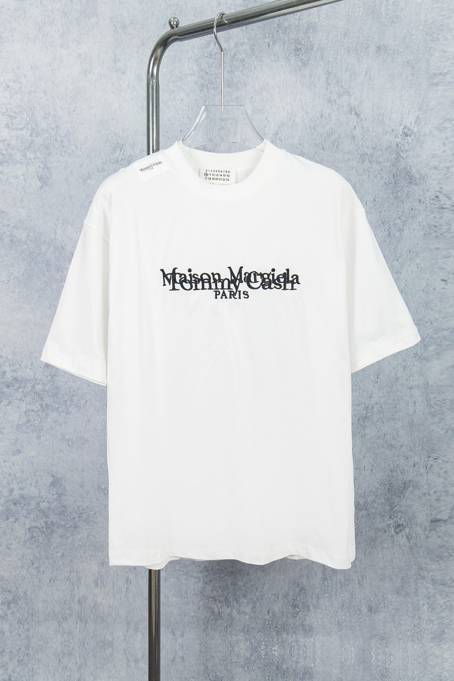 Modelo: M011# 💥Maison Martin Margiela 25ss camiseta de manga corta con hombro roto y bordado YB desarrollo 1…