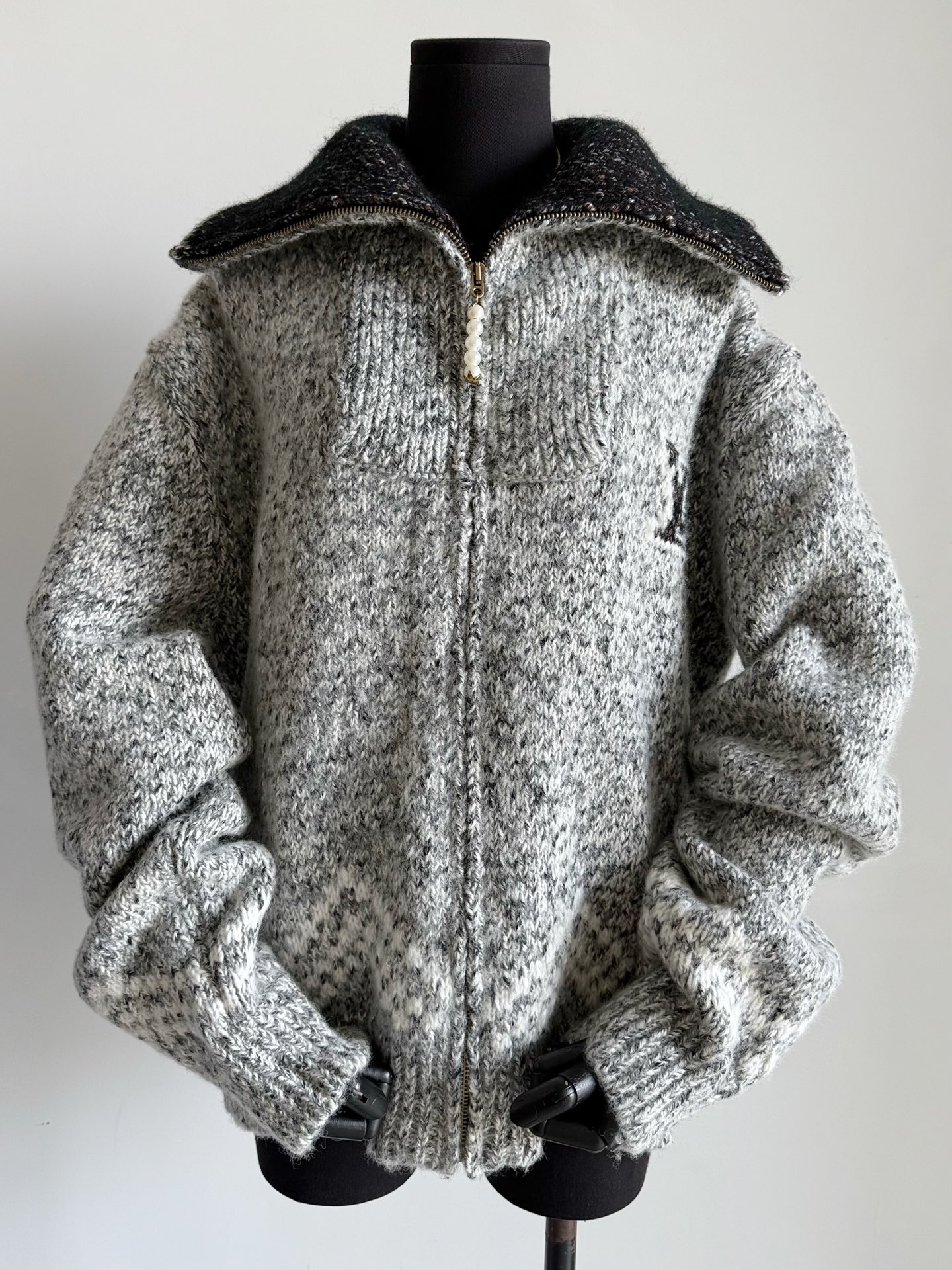 NO:517668,FW25show's beloved men's sweater, so girls look better!! Although it is a sheep wool sweater, the weight is 1500g+. The top quality that will be overweight with one piece, and it is fine for southern customers to spend the winter. It is okay for real shots to show one-third of the real thing to be re-determinated, fixed dyed, gray interspersed with a variety of wool materials. Rich layers and thick feel. Imported machines are imported from 100w precise jacquard Fuji pattern, and embroidered paddle fishing villains. Four-leaf clover hardware wrapped pearl zipper head, loose shoulders, no picky picky not to pick on people or figure. The first batch of good goods are first come first served, sweaters, alexander wang19860909FW25show挚爱的男装毛衣 结果女生穿更好看 !! 虽说是绵羊毛毛衣,克重竟达到1500g+ 一件发货也会超重的顶级品质 南方顾客过冬也没问题~~ 实拍展现不了实物三分之一的重定织定染花灰色穿插多种毛料 层次丰富,手感厚实 百w进口机器精准提花富士山图案 再刺绣船桨钓鱼小人. 四叶草五金包裹珍珠拉链头 版型落肩宽松完全不挑人不挑身材 首批好货入库先到先得,,sweaters,alexander wang,Women's clothing