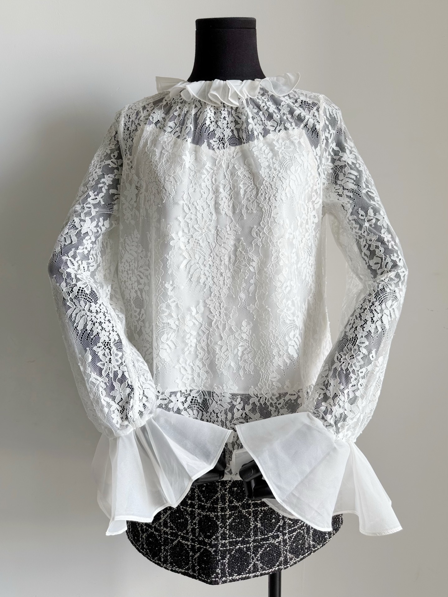 NO:517644,Ins' popular high-end French atmosphere base shirt ZY cannot escape my eyes~~ Different from the existing lace base shirt in the wardrobe, it is thoughtful with suspender lining, anti-exposed design full of security. Water-soluble lace has been softened, skin-friendly and delicate, not rigged, comfortable to control at will. The collar cuffs and ruffled design highlights the elegant temperament. It can be matched with skirts/jeans, skirts, jeans, alexander wang19860909ins大火的高级法式氛围打底衫 ZY这一件逃不出我的眼睛~~ 不同与衣橱已有的蕾丝打底衫 它贴心配备吊带内衬 防走光设计安全感满满. 水溶蕾丝经过柔软处理 亲肤细腻不扎肉,随意驾驭都舒适 领口袖口荷叶边设计凸显优雅气质 可搭配半裙/牛仔裤都美,,skirts,jeans,alexander wang,Women's clothing