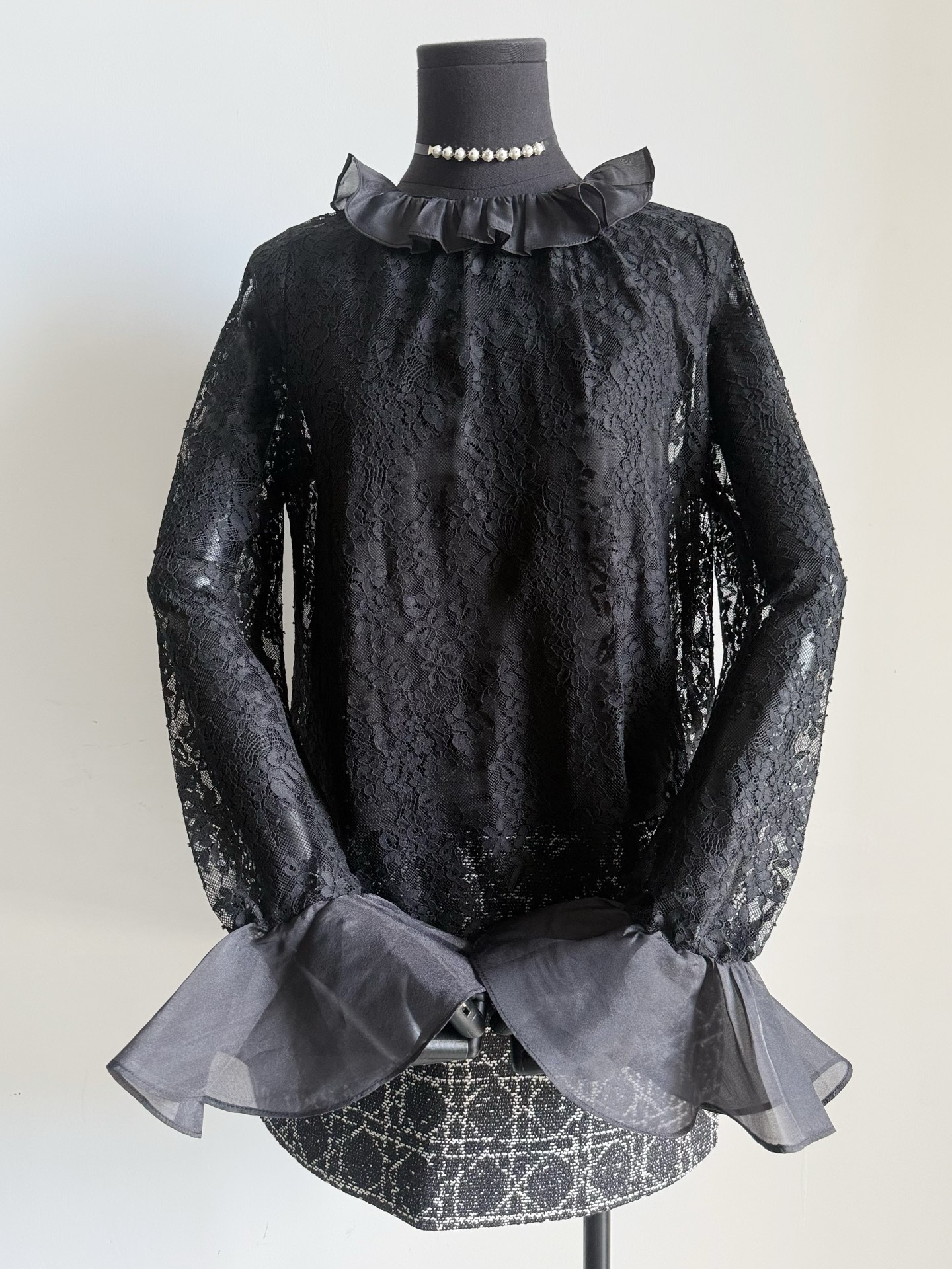 NO:517653,Ins' popular high-end French atmosphere base shirt ZY cannot escape my eyes~~ Different from the existing lace base shirt in the wardrobe, it is thoughtful with suspender lining, anti-exposed design full of security. Water-soluble lace has been softened, skin-friendly and delicate, not rigged, comfortable to control at will. The collar cuffs and ruffled design highlights the elegant temperament. It can be matched with skirts/jeans, skirts, jeans, alexander wang19860909ins大火的高级法式氛围打底衫 ZY这一件逃不出我的眼睛~~ 不同与衣橱已有的蕾丝打底衫 它贴心配备吊带内衬 防走光设计安全感满满. 水溶蕾丝经过柔软处理 亲肤细腻不扎肉,随意驾驭都舒适 领口袖口荷叶边设计凸显优雅气质 可搭配半裙/牛仔裤都美,,skirts,jeans,alexander wang,Women's clothing