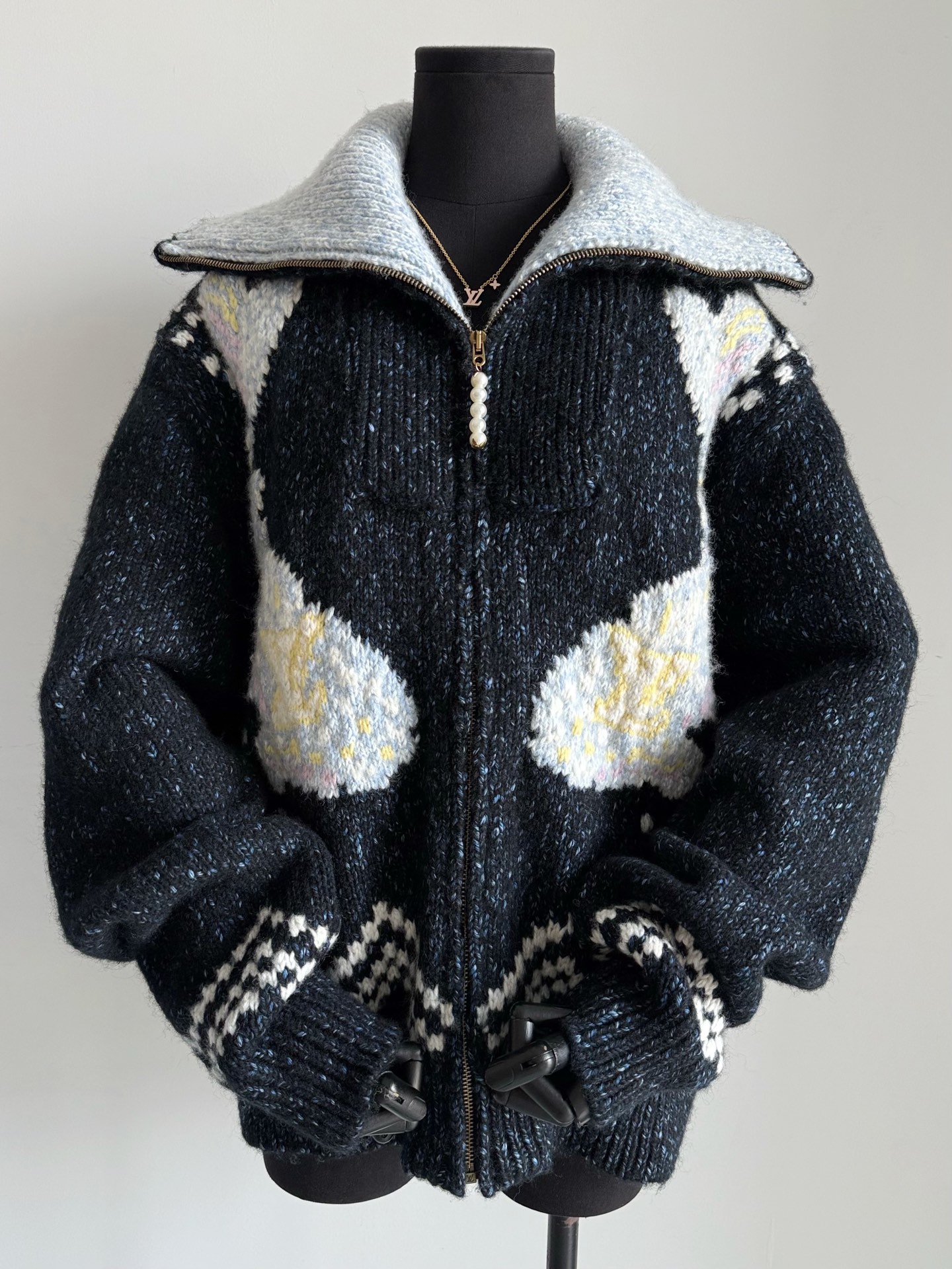 NO:517678,Deep blue color matching real details. Few factories buy yb with different colors like my home. Only when you get it, you can feel the amount of more than 1500g, you can know its value!! Front koi jacquard + back cherry blossom pattern. 100w imported machine weaving comparable to cabinet pressure-free. High-neck zipper + lapel design. A little light luxury in slack. This piece recommends details control/quality control. Alexander wang19860909深藏蓝配色实拍细节图 很少有工厂和我家一样不同色都买yb 只有拿到手感受到超1500g的份量 才知它的含金量!! 正面锦鲤提花+背面樱花图案 百w进口机器织造媲美柜子无压力 高领拉链+翻领的设计 松弛之中带一点轻奢感 这件推荐细节控/品质控的宝子来入,,alexander wang,Women's clothing