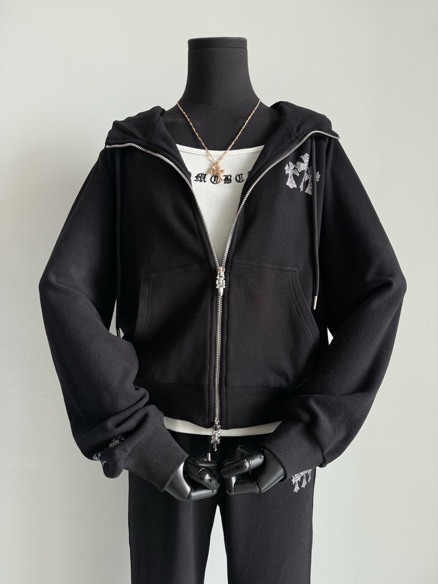 NO:534154,The must-have lazy suit for lazy people staying at home or going out. It is a money-saving series. Buy three items at one price~~ A complete set of hooded jackets + casual pants + suspender three-piece sets. You can wear them separately. The skin-friendly elastic pure cotton fabric looks huge and slim. The surface is a layer of thin velvet and soft skin-friendly. The high-temperature ironing crossbow logo is exquisite and durable. The style and fabric can stand the test. The first batch of good goods are shipped every day., Jackets & coats, hats, alexander wang19860909懒人宅家或者出门必备懒人套装 入手就是省钱系列 一个价格买入三个单品~~ 整套连帽外套+休闲裤+吊带三件套 成套穿分开搭都可 亲肤弹力纯棉面料上身巨显瘦 表面一层薄绒软糯亲肤 高温烫钻十字花logo精美耐看 版型和面料经得起考验 首批好货入库每天发,,jackets & coats,hats,alexander wang,Women's clothing