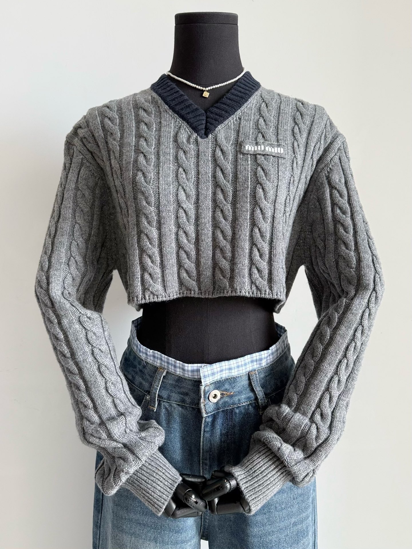 NO:534149,Fashionable bloggers are looking for this layered short sweater. My family bought yb and developed it silently. The fixed knitted imported wool from Australia has a soft touch. The thick needle knitted knitted is full of elasticity and rich layers. The V-neck short design is suitable for layering. You can turn out all the shirts in the closet. It is a sweater worth buying in the autumn. The first batch of good goods are all in the warehouse. Sweaters, shirts, alexander wang19860909时髦博主都在找这件叠穿短毛衣 我家早早买入了yb默默开发 定织澳洲进口羊毛,手感软糯 粗针纽花针织富有弹力层次丰富 V领短款设计适合叠穿 可以把衣橱的衬衫都翻出来了 当下入秋很值得入手的一件毛衣 首批好货齐码入库,,sweaters,shirts,alexander wang,Women's clothing