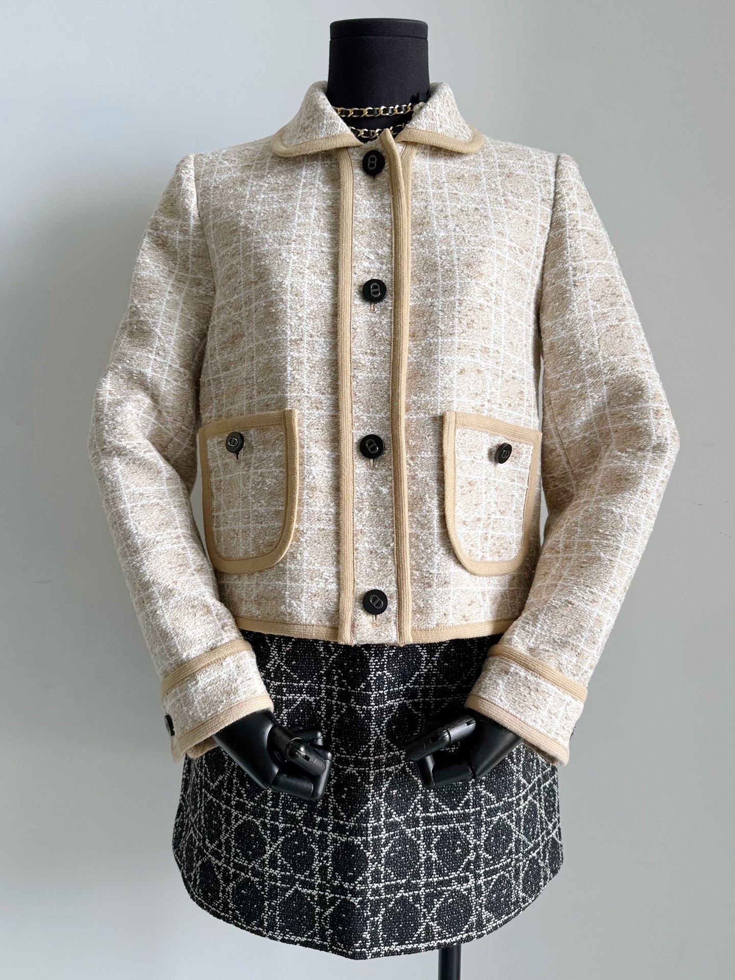 NO:534148,D home plaid plaid series, I really can't bear to leave every one, I have kept several of them to wear. Very suitable for daily tweed jackets. Compared with other whistles, it is too elegant. Customized light khaki tweed fabric with rich texture/layering. The webbing in the same color is well processed in place. The lining is 100 mulberry silk with excellent texture. Every detail shows the quality. Dior, jackets & coats, alexander wang19860909D家藤格纹系列我家出齐色齐款 真心每一个款都不忍割舍 我自己也自留了好几个款换着穿. 非常适合日常的粗花呢外套 比起别的花里胡哨的,它太有气质了 定制浅卡其粗花呢面料 肌理感/层次感丰富 同色系织带包边细节处理到位 内衬100桑蚕丝质感上乘 每一处细节都彰显品质,,dior,jackets & coats,alexander wang,Women's clothing