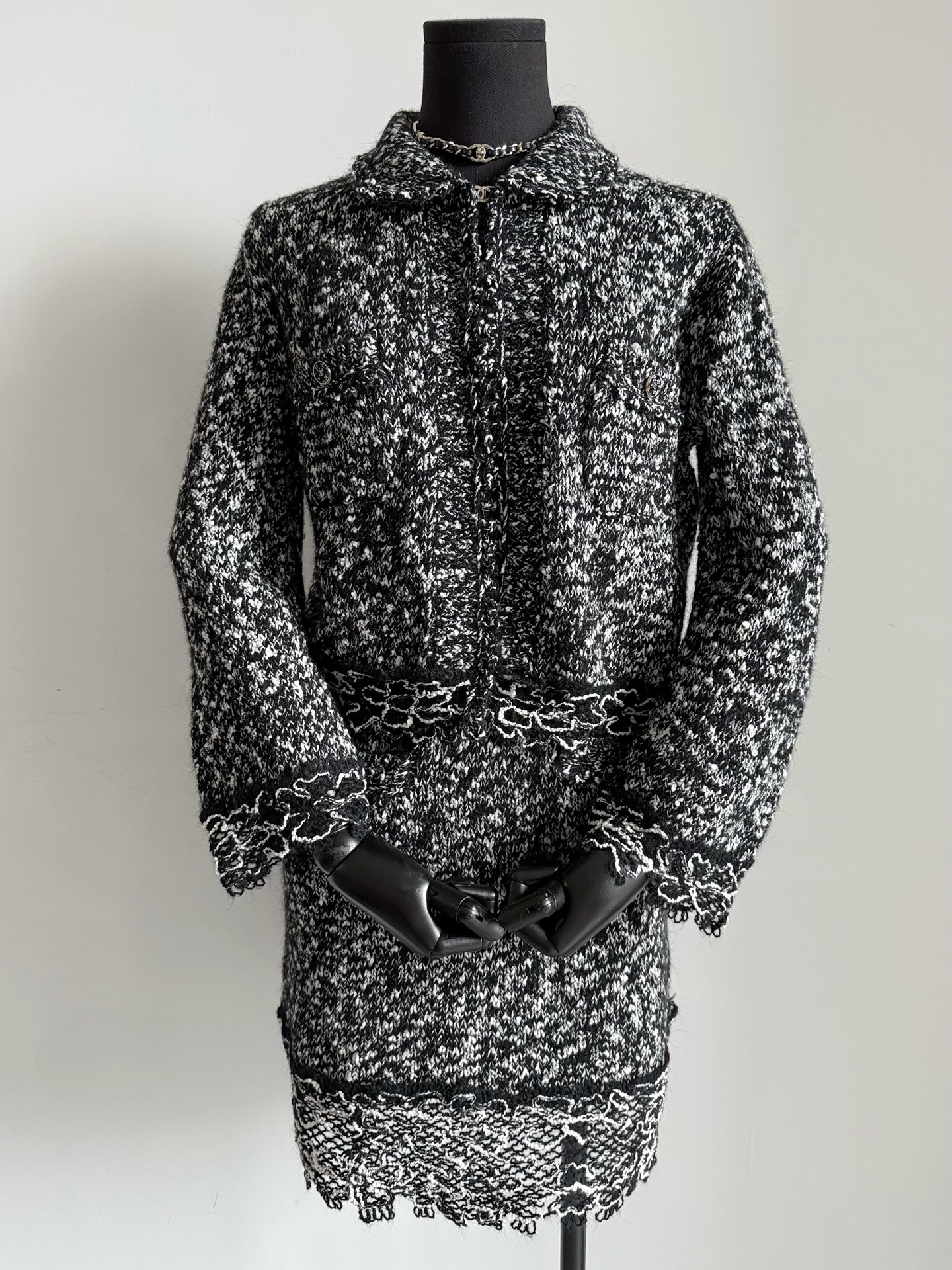 NO:534772,B has hidden secrets and a set of heavy-industrial knitted items. It is also supported by my fairy sa. I found it really worth buying!! Low-key luxury without a little pretentiousness. Customized complex wool fabrics. Multiple complex weaving methods and rich levels. Classic double C buttons + doll lapels. Imported machines + manual auxiliary outline hem lace. Full of three-dimensionality and no stitching. Those who know goods need to collect one set. Cardigan + skirt, which can be used in important occasions in the second half of the year., skirts, alexander wang19860909B暗藏玄机的一套重工针织单品 也是在我的神仙sa助推下 发现它真的很值得购买 !! 低调奢侈不带一点点矫揉造作 定制纷繁复杂的绵羊毛面料 多重纷繁复杂的织法,层次丰富 经典的双C扣子+娃娃领翻领 进口机器+人工辅助勾勒下摆蕾丝 立体感十足,完全不扎衬 懂货的都要一套收 开衫+半裙,下半年重要场合都可用到,,skirts,alexander wang,Women's clothing