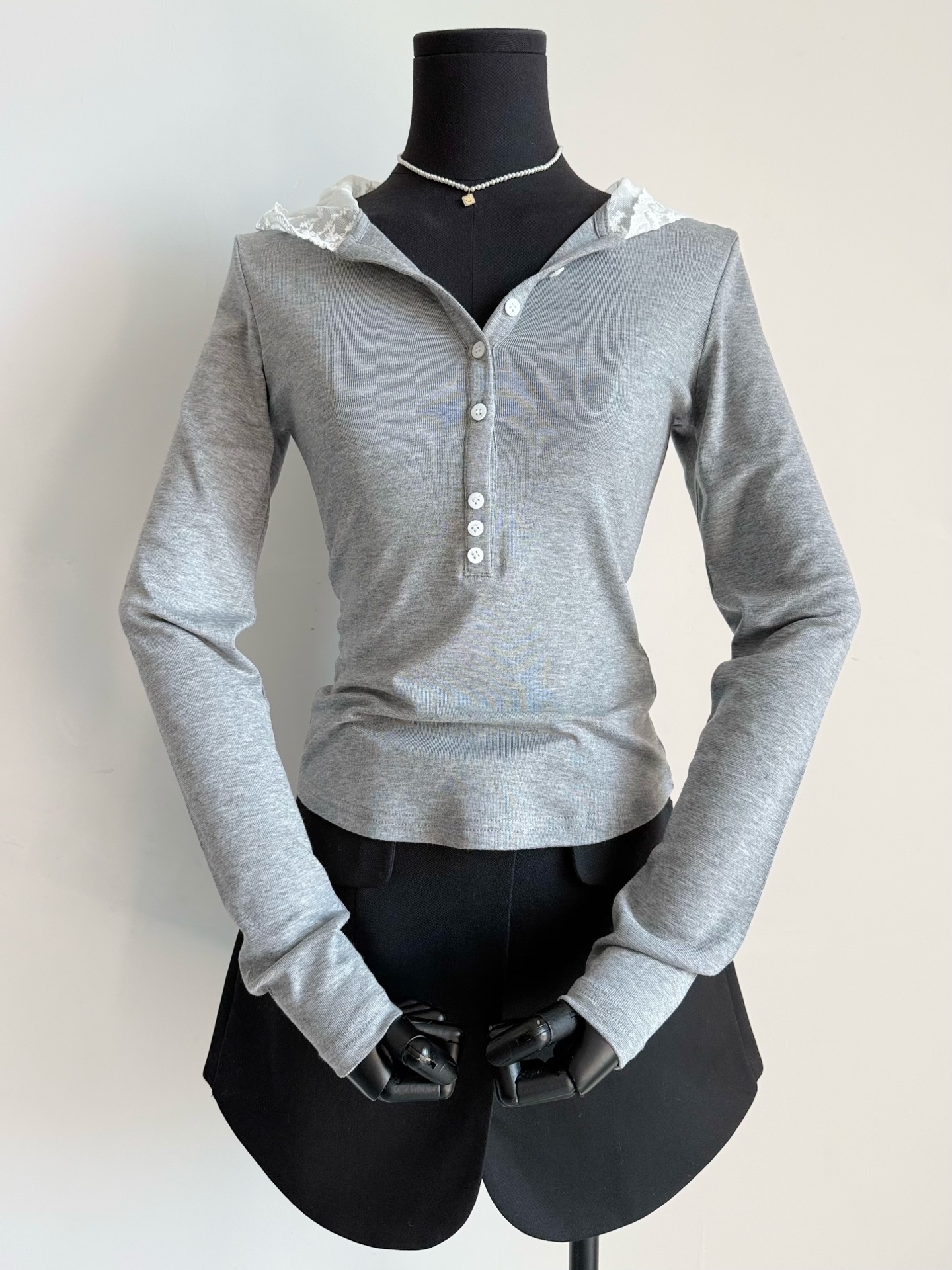 NO:536616,I haven't encountered such a heart-warming base shirt for a long time!! I keep both colors myself. The beautiful lace design on my heart. Customized tense + pure cotton wool + spandex. Extensive and super skin-friendly. Water-soluble lace splicing hooded design. The lazy atmosphere is a little exquisite. It is widespread from the base shirt I bought in the past. Real and good fabrics and good designs. It is best for old customers to stock up on a few more pieces. Hats, alexander wang19860909好久不遇到如此心动的打底衫 !! 两个颜色我都自留 美到心坎上的蕾丝设计 定制天丝+纯棉羊毛+氨纶 弹力十足超级亲肤 水溶蕾丝拼接连帽设计 慵懒氛围带一点小精致 和以往买的打底衫都拉开差距. 实打实的好面料,好设计 老顾客最好多囤几件,,hats,alexander wang,Women's clothing