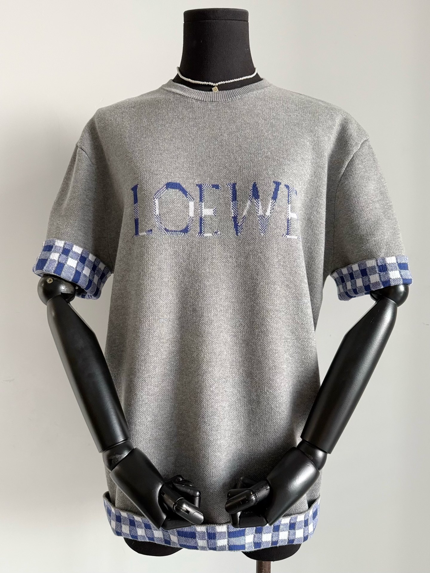 NO:535805,Loew25 early autumn new knitted wool tee is available for new, grab the last bus of early autumn. This knitted short-sleeved design has reached my heart!! Although it is a men's style, it is also very chill for girls. Customized wool + pure cotton wool double-layer wool is thick and soft, and it refuses to be fake slippery. The cuffs + hem are embellished with chessboard jacquard patterns. You can be flipped or draped directly. Low-key and layered, with no lack of ingenuity, loewe, T-shirt, alexander wang19860909Loew25早秋新品针织羊毛tee上新 抓住早秋的末班车 这款针织短袖设计到我心坎上了 !! 虽说是男款,女生穿也很chill 定制羊毛+纯棉毛料双层织造 厚实又有柔软手感,拒绝假滑 袖口+下摆点缀棋盘格提花图案 可以翻边穿,也可以直接垂坠下去 低调又有层次感,不乏巧思,,loewe,T-shirt,alexander wang,Women's clothing