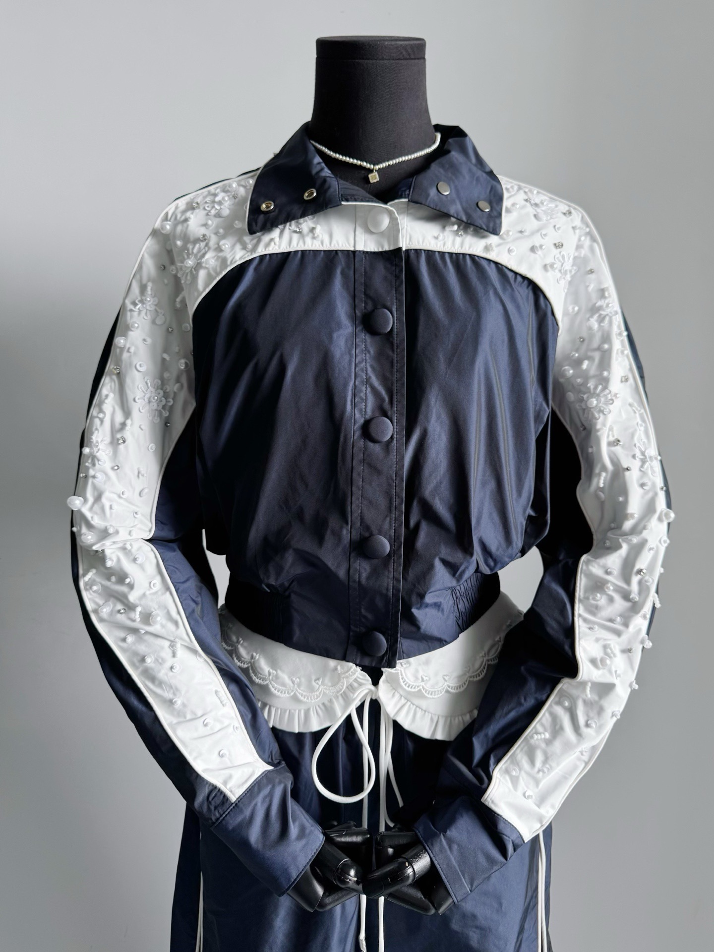 NO:535790,Angelababy's private service brand is also bought, and you really understand it!! Lefam's navy blue beaded sports jacket is so material. Navy blue + milky white contrasting colors have a high-end feel. The whole body is made of customized nylon fabric, which is light and breathable and stylish. The whole piece of hand-made beads and exquisite embroidery is intertwined. Every pearl and every flower shape demonstrates craftsmanship. The buttons are arranged in a regular manner and the turning worker is precise. Wuwu is the fairy's sports jacket, Jackets & coats, alexander wang19860909angelababy钦点的私服品牌 也是入手了才是真的懂了 !! Lefam的这件藏青色钉珠运动外套太有料了 藏青+奶白撞色自带高级感 全身采用定制尼龙面料,轻薄透气又有型 整件手工钉珠与精致刺绣交织 每一颗珍珠,每一朵花型都彰显匠心 对版纽扣排布规整,车工走线精密 呜呜是仙女的运动外套了,,jackets & coats,alexander wang,Women's clothing