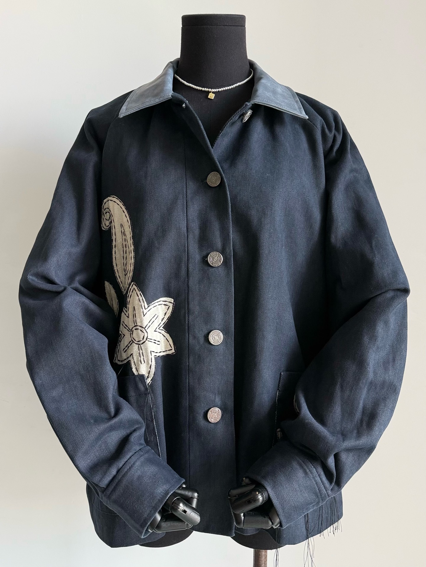 NO:535784,Raw stone must-have work jackets in autumn and winter. Refresh my previous understanding of work jackets ~~ The details are full of outstanding ingenuity. I recommend that my good aesthetic customers keep it. Customized 100 grams heavy twill cotton fabric, windproof and thick, and the materials are huge. It is not inferior to Da brand. There are many handmade parts on the chest jacquard and embroidery. The lines outline retro flowers. The big pockets are practical and fashionable. The silhouette is loose and can be controlled no matter what the body is!!,,jackets & coats,alexander wang19860909Raw stone秋冬必备工装外套 刷新了以往我对工装外套的认知 ~~ 满满的细节突出匠心不凡 推荐我家好审美顾客都要留它 定制100高克重斜纹棉面料 防风厚实,用料巨大一点不输da牌 胸前提花刺绣手工部分特别多 线条勾勒出复古的花卉 大大的口袋实用也时髦 廓形宽松不论什么身材都能驾驭 !!,,jackets & coats,alexander wang,Women's clothing