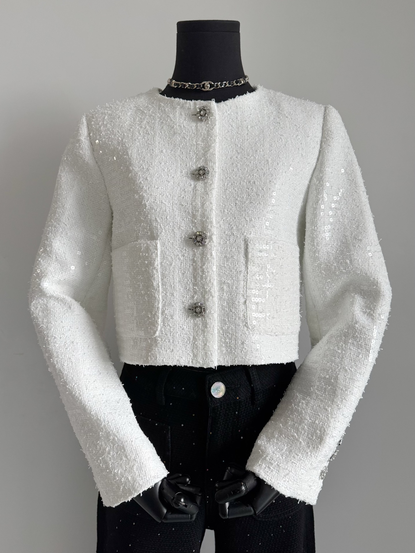 NO:544690,I have bought countless small fragrant jackets. This one is hung in the closet. I can't help but take a look at it. ~~ The tweed sequin coat with its own shining spots seems ordinary, but it is actually full of details. The entire super heavy industry full-slit sequin details will not be too exaggerated and eye-catching, and there are high-end details. The three-dimensional tailor-shoulder H-shaped shape does not pick the figure. Paired with super heavy industry diamond-inlaid hardware buckles, farewell to the bloating and boredom of the jacket, it has its own shining spots, Jackets & coats, alexander wang19860909已经入手了无数的小香风外套 这一件入手挂在衣橱 总是忍不住会多看两眼 ~~ 自带闪光点的粗花呢亮片外套 看似平凡,实则都是满满细节 整件超重工满缝亮片细节 不会过分夸张抢眼,又有高奢细节 立体剪裁正肩H型不挑身材 搭配超重工镶钻五金扣 告别外套的臃肿和无聊,它自带闪光点,,jackets & coats,alexander wang,Women's clothing