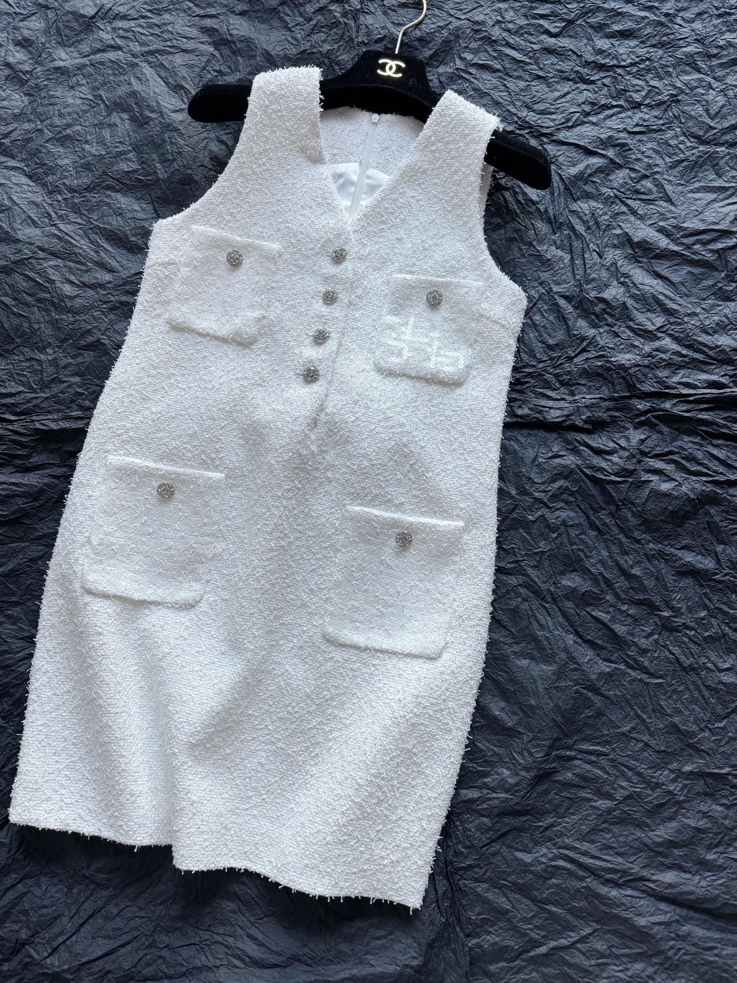 NO:544700,Details of white moonlight V-neck dresses in the same series continue the jacket and custom tweed fabrics in the same series. Rich layers and obvious texture. Although there is no obvious logo, it is enough to show the high-end atmosphere from the cut and details.,,skirts,jackets & coats,alexander wang19860909同系列白月光V领连衣裙细节图 延续外套同系列定制粗花呢面料 层次丰富,肌理感明显 虽然没有明显logo 却从剪裁和细节上足矣彰显高奢氛围.,,skirts,jackets & coats,alexander wang,Women's clothing