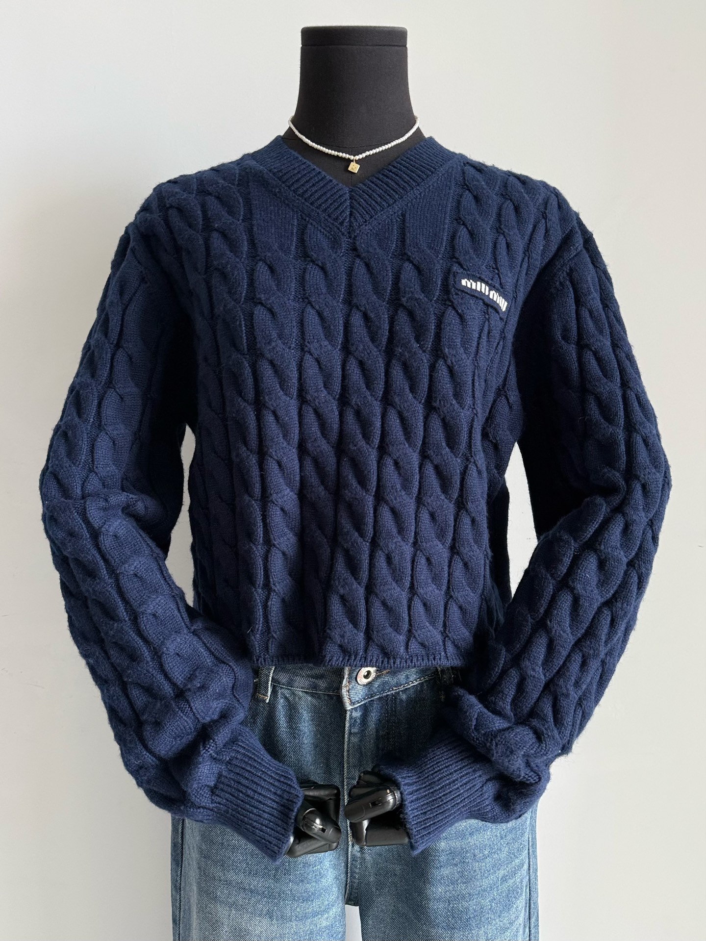 NO:544715,There is no miu sweater in winter. I really feel that something is missing. ~~ Classic New Flowers Deep Wearing Deep Blue Sweater. The first thing I saw was my private clothes. Detergent dyeing high-string soft wool wool material, soft and skin-friendly, elastic, three-dimensional and stylish crimp knitting technology. Every texture, knitting, high-end feeling is full. V-neck + short style is suitable for a variety of wearing methods, miumiu, sweaters, alexander wang19860909入冬了没有一件miu毛衣 真的觉得缺了点什么 ~~ 经典纽花实穿主义深藏蓝毛衣 第一眼看到就是我的私服. 定织定染高支柔软羊毛毛料 柔软亲肤,富有弹力 立体有型绞花针织工艺 每一处纹理,编织,高级感拉满 V领+短款版型适配多种穿法,,miumiu,sweaters,alexander wang,Women's clothing