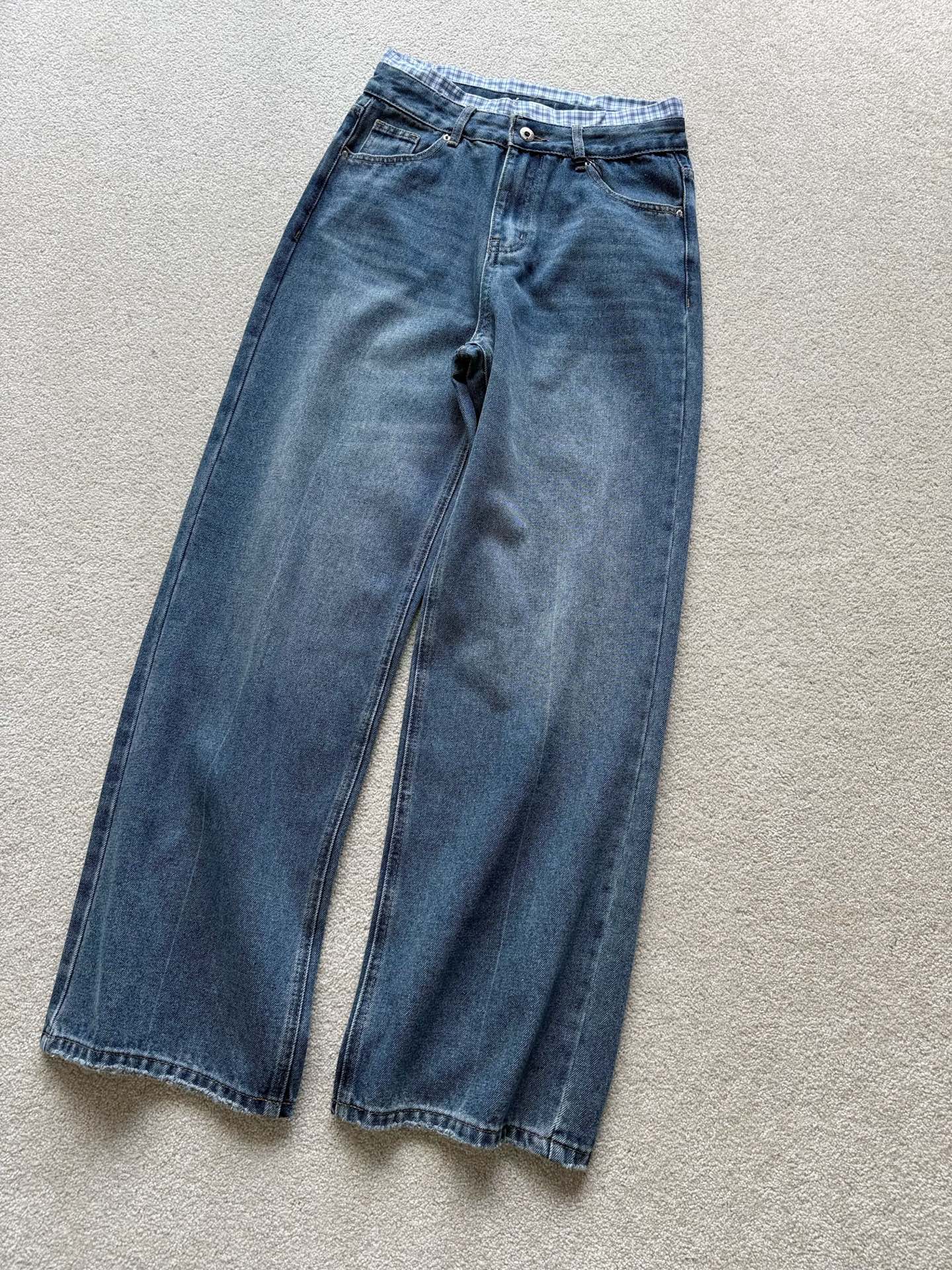 NO:544705,Share this month's best pants sharing. You can contract the slack feeling of your entire autumn and winter~~ Miu girls must collect this layered straight jeans with straight jeans. Custom twill denim cotton, old + soft wash. Waist plaid patchwork, breasted trouser legs are unique. Each stitching is neat and neat. The texture is old and durable. Normal thickness can be controlled in all seasons. Miumiu, jeans, alexander wang19860909分享本月最佳神裤分享 可以承包你整个秋冬的松弛感~~ miu女孩必收这条叠穿视角直筒牛仔裤 定制斜纹牛仔棉,做旧+柔软洗水 腰头格纹拼接,毛边裤脚设计别出心裁 每一处针脚工整利落 做旧质感经旧耐看 正常厚度四季都可驾驭,,miumiu,jeans,alexander wang,Women's clothing