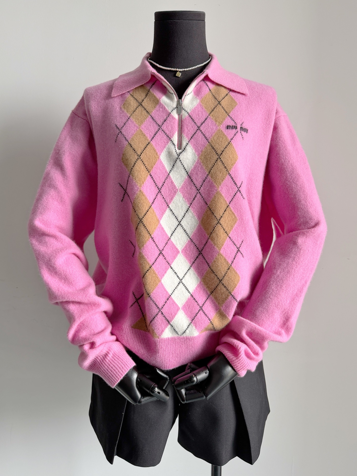 NO:546890,Don't make passers-by styles, the gentle and luxurious feeling of falling at a glance. Miu's pink sweater is amazing!! Ding knitted and dyed cashmere light pink wool is super soft and glutinous. The girlish pink base hits the retro diamond. It is definitely a 5-year-old age reduction. It is not a problem. Polo style semi-zipper sweater, whether worn alone or layered shirt, gives people unlimited space to play. It can be paired with my skirt/jeans, miumiu, skirts, jeans, sweaters, shirts, alexander wang19860909不做路人款,一眼沦陷的温柔奢感 miu这件粉色毛衣绝了 !! 定织定染山羊绒淡粉色毛料超软糯 少女感的粉色基底撞上复古菱格 妥妥的减龄5岁不是问题. polo式半拉链毛衣 不论单穿或者叠穿衬衫 都给人无限的发挥空间 可搭配我家半裙/牛仔裤一起收,,miumiu,skirts,jeans,sweaters,shirts,alexander wang,Women's clothing