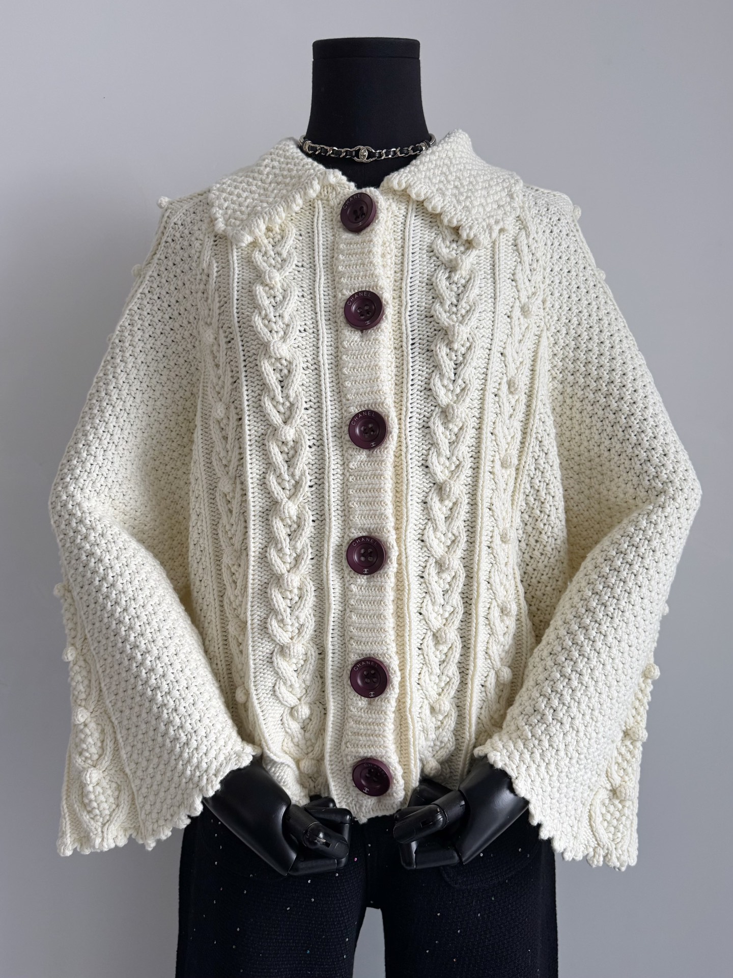 NO:547745,Share the favorite shirt I bought in offline mid-author stores in Japan. Every time I wear it, I am praised!! Dingwoven Dingdy Rice and Apricot color cashmere wool. The whole super-industrial crimp weaving method is loose and orderly, soft and skin-friendly. It gives me a sense of security in autumn and winter. ~~ It seems simple but actually hides many small details. The crocheted three-dimensional concave and convex lace, slightly bell sleeves, and irregular hem. It not only makes people playful, cute, but also elegant and calm, alexander wang19860909分享在日本线下中古店购入的心头爱小衫 每一次穿都被人狠狠夸 !! 定织定染米杏色羊绒毛料 整件超重工的绞花织法 松散有序,柔软亲肤 秋冬给足了安全感 ~~ 看似简约实则暗藏很多小细节 钩织立体的凹凸小花边 微微喇叭袖,以及下摆不规则的收边 不仅衬得人俏皮可爱还优雅自若,,alexander wang,Women's clothing