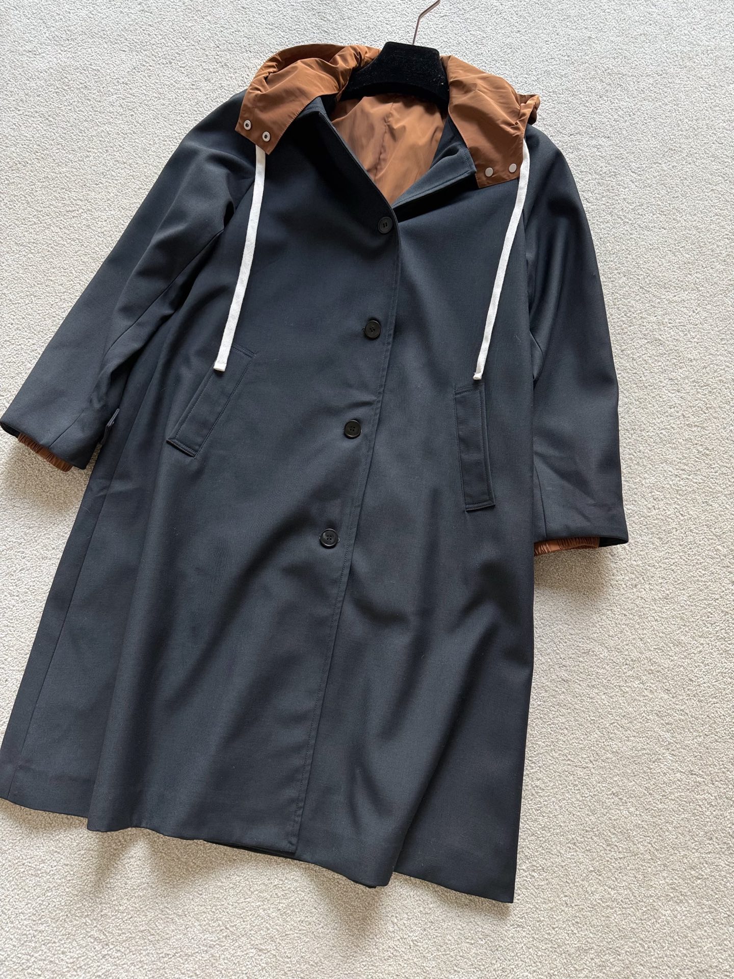 NO:547739,Miu's autumn and winter cheating is on!! Update this crisp and stylish windbreaker jacket. It feels like the clothes that Tang Wei and Shu Qi will wear in private. Compared with yb, accurately develop fabrics and tones. The dark blue surface is a fashionable item that you can wear from late autumn to late winter. ~ Hooded nylon fabric is smooth, anti-wrinkle and easy to care. Add drawstrings and small details of slits, and make the monotonous windbreaker more casual and fashionable. The texture closed loop from the outside to the inside is clearly worn. Miumiu, jackets & coats, hats, alexander wang19860909今年miu的秋冬开挂啦 !! 更新这件挺括有型的风衣外套 感觉是汤唯,舒淇私下会穿的衣服. 对照yb精准开发面料和色调 深蓝色表层撞深咖色内衬 是你能从深秋穿到深冬的时髦单品 ~ 连帽设计锦纶面料,顺滑抗皱易打理添加抽绳和开叉小细节 又让单调的风衣更有休闲时髦感从外到里的质感闭环 把高级穿的明明白白,,miumiu,jackets & coats,hats,alexander wang,Women's clothing