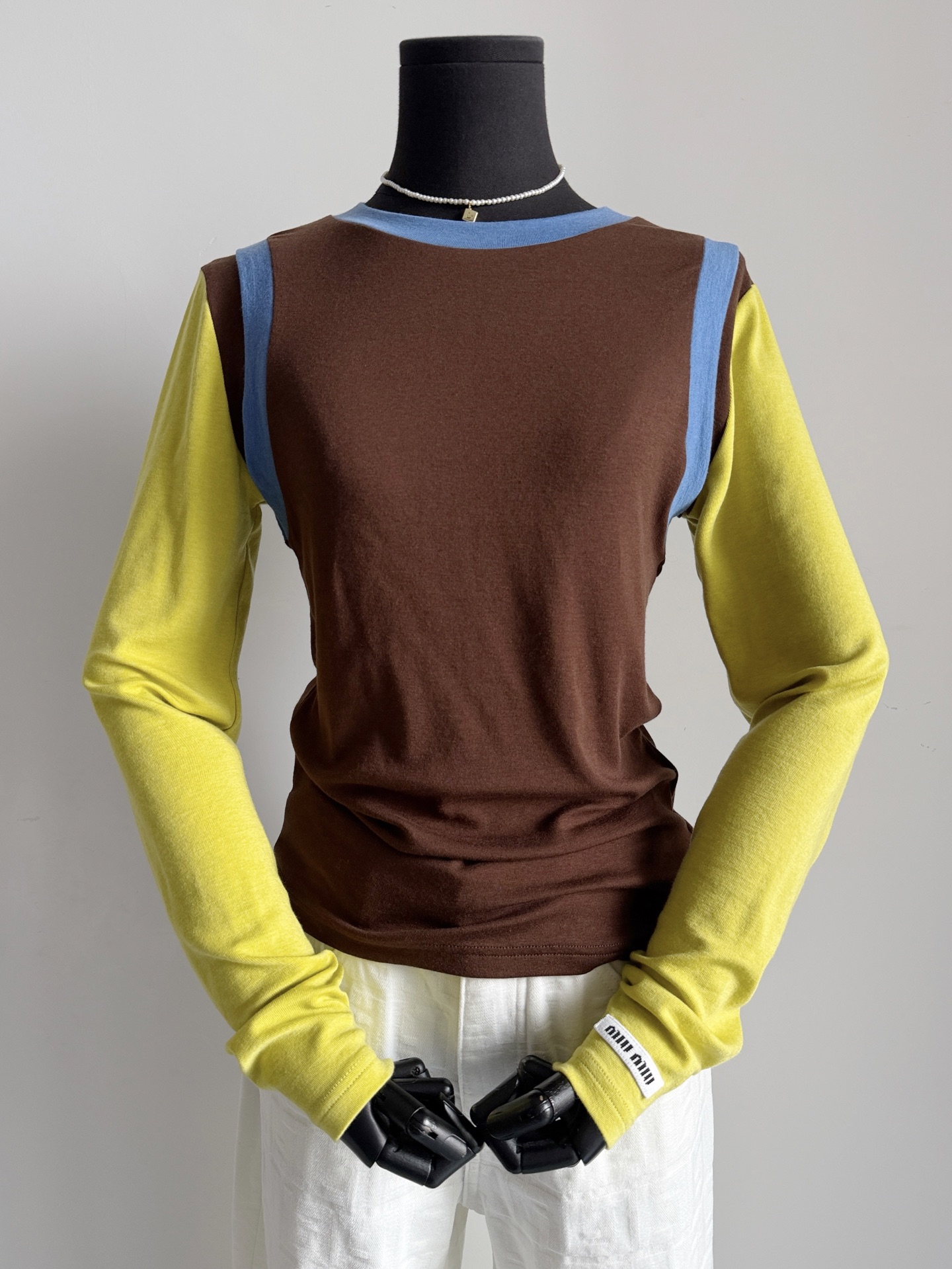 NO:547727,The base shirt I want to wear 7 days a week is still comfortable most of my daily life. Miu's new contrasting sleeve thin base tee has become a favorite recently ~~ Customized Tennis blended wool + spandex fabric is smooth and delicate and elastic, suitable for close-fitting. Different colors are just right to connect, the stitching is smooth and delicate, texture and comfort are both online,,miumiu,alexander wang19860909一周7天都想穿的打底衫 日常大部分时间还是以舒适为主 miu新款撞色袖薄料打底tee 已经荣升近期内心最爱了 ~~ 定制天丝混纺羊毛+氨纶面料 柔滑细腻有弹性,适合贴身穿 不同配色衔接恰到好处 缝合走线平整细腻 质感和舒适度双双在线,,miumiu,alexander wang,Women's clothing